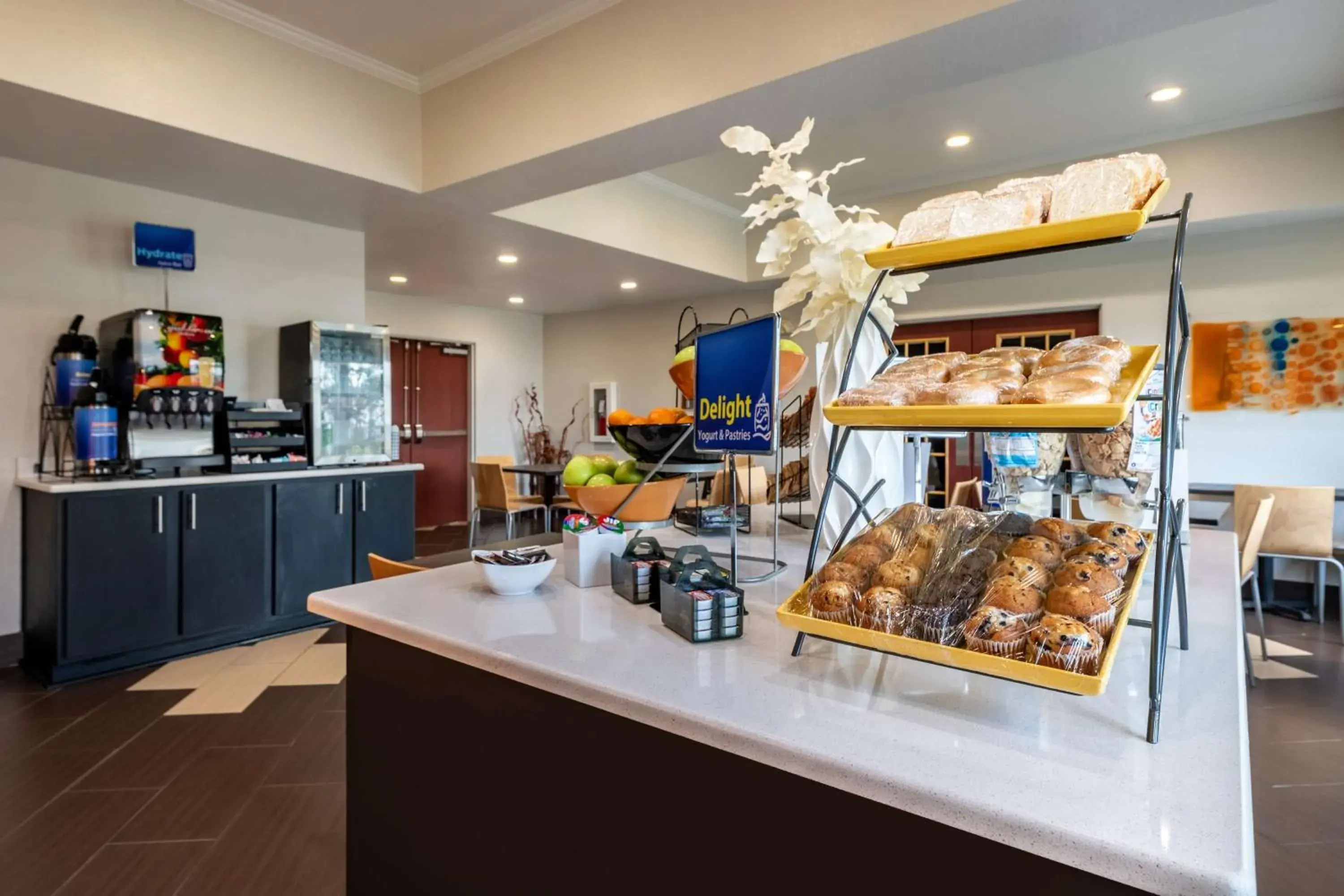 Breakfast in Best Western Auburndale Inn & Suites Breakfast in Best Western Auburndale Inn & Suites