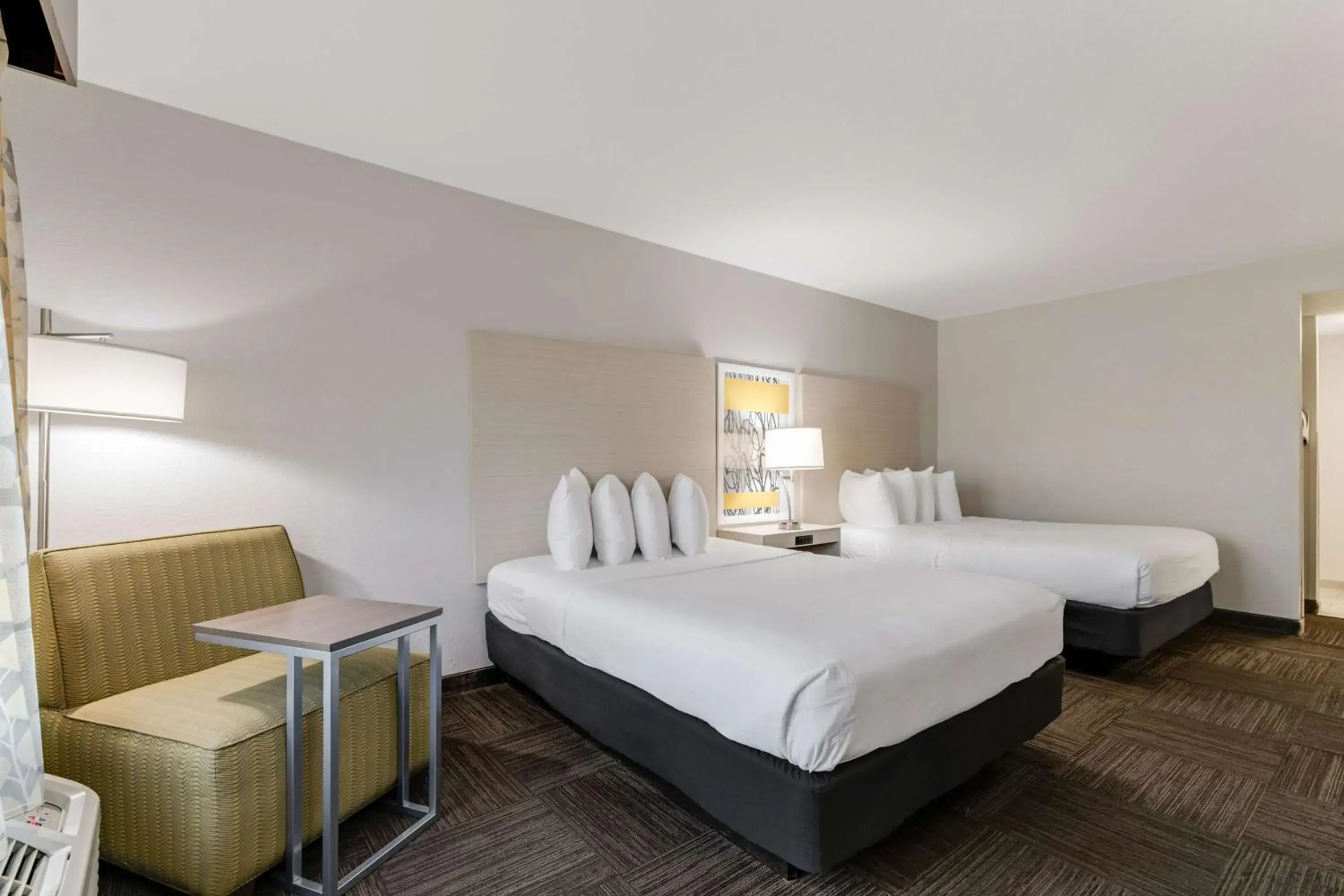 Queen Room with Two Queen Beds in Best Western Auburndale Inn & Suites Queen Room with Two Queen Beds in Best Western Auburndale Inn & Suites