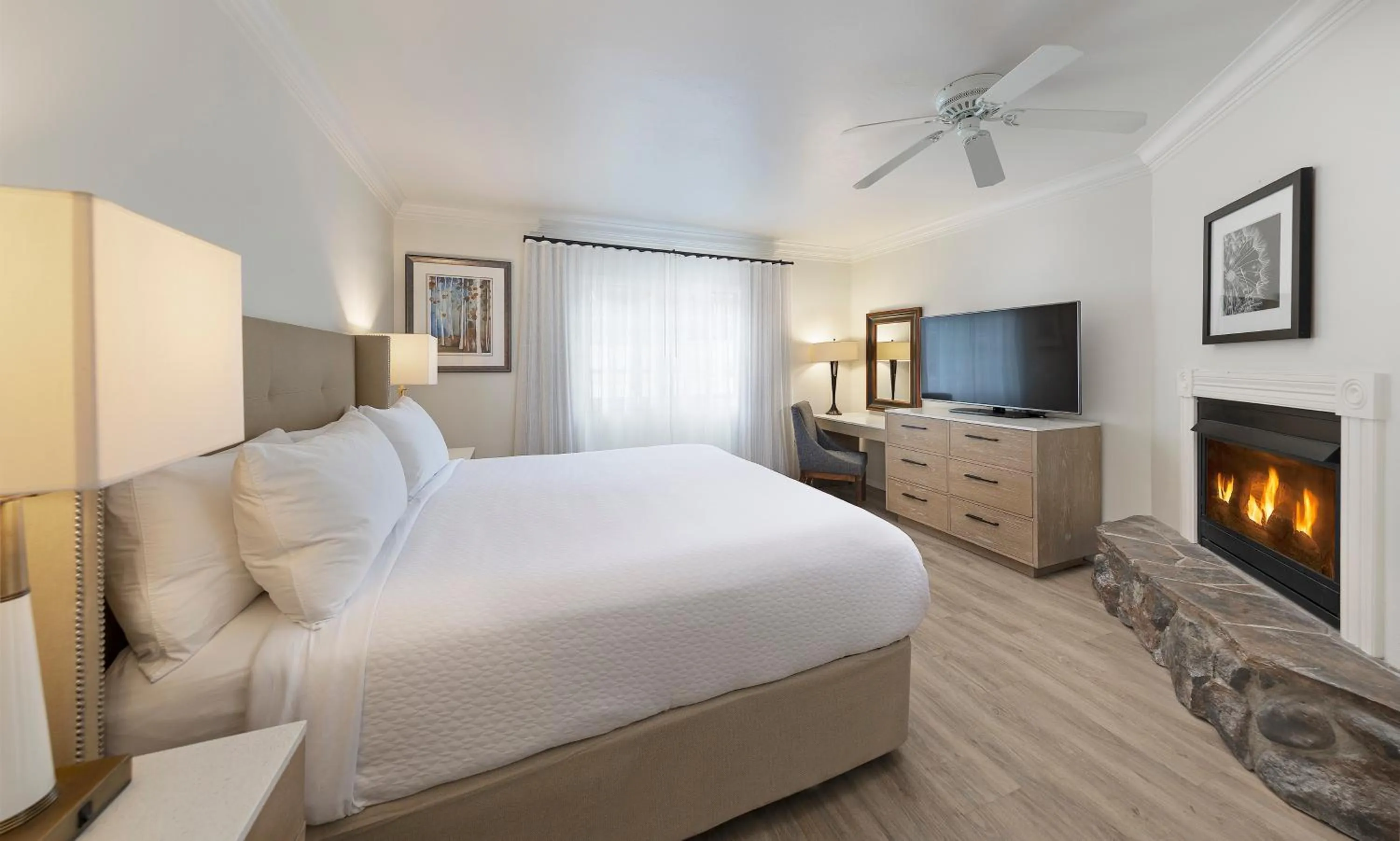 Bedroom, Bed in Pelican Inn & Suites