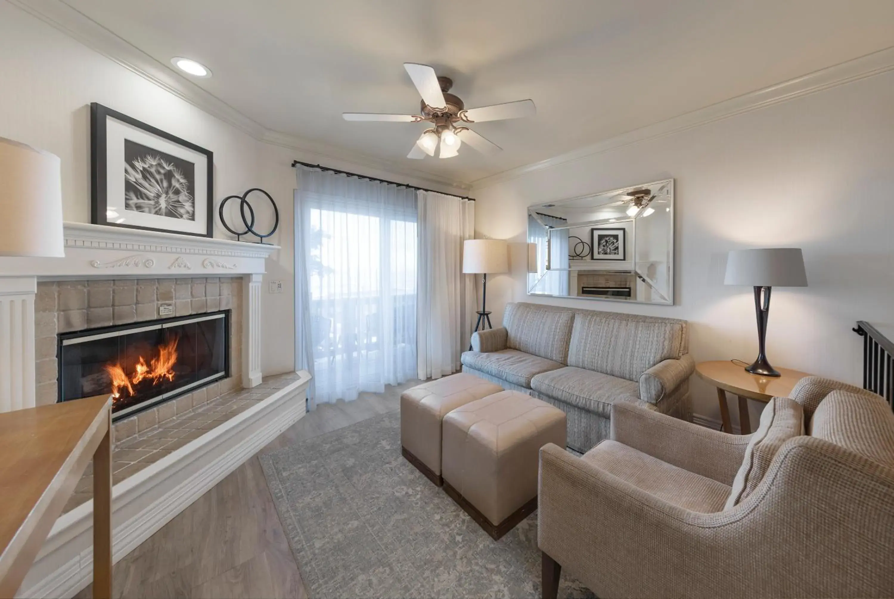 Living room in Pelican Inn & Suites Living room in Pelican Inn & Suites