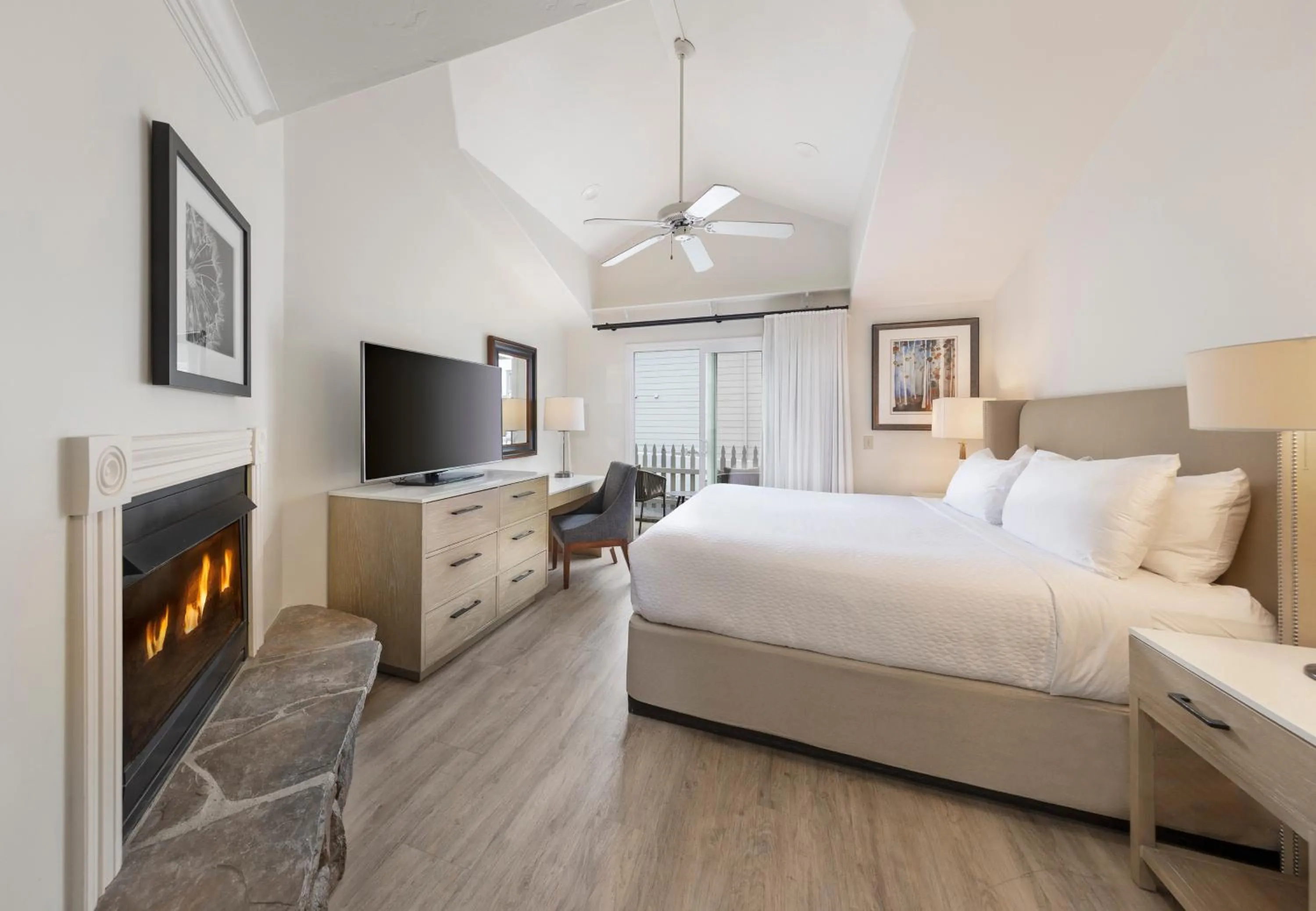 Bedroom, Bed in Pelican Inn & Suites