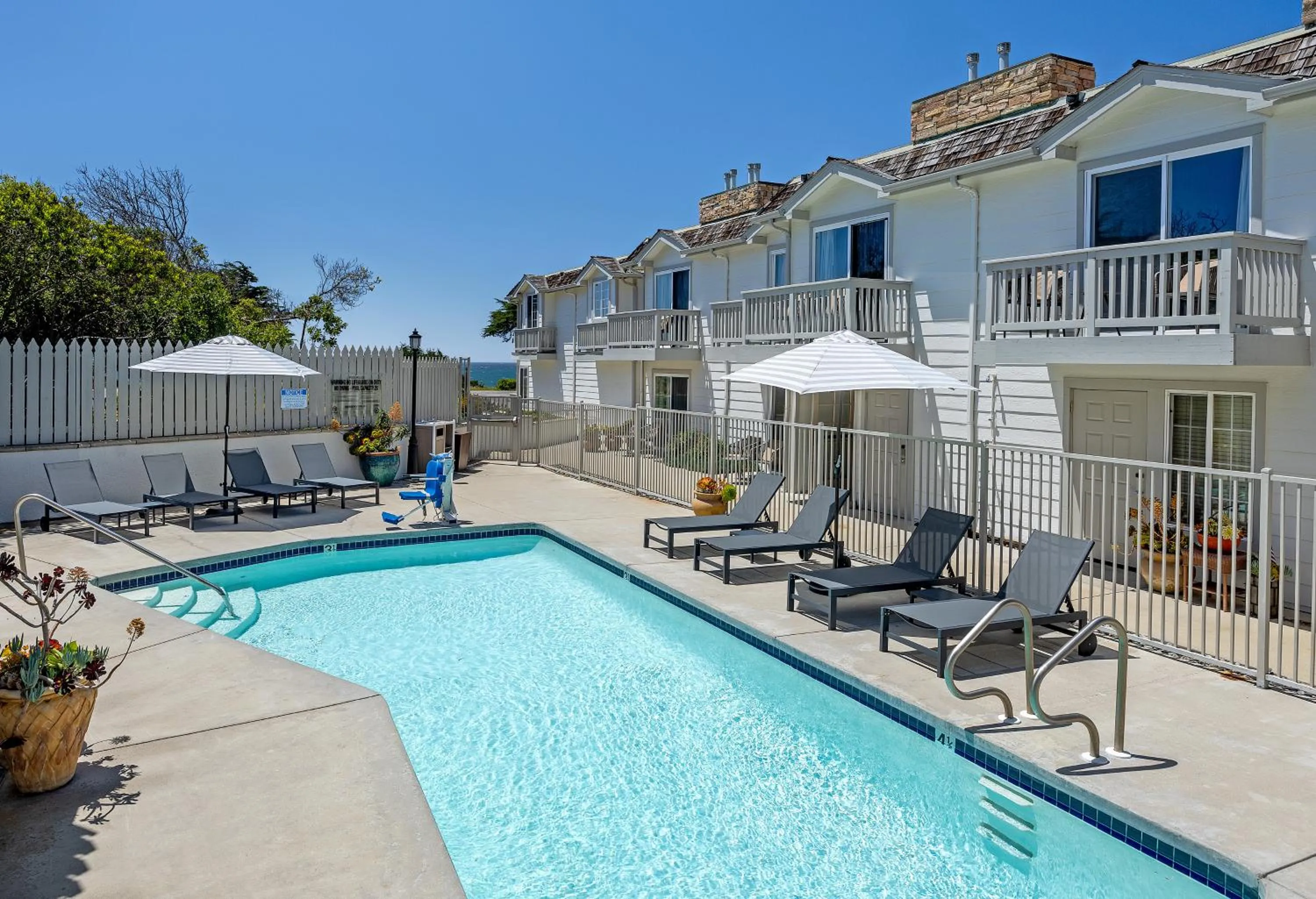Swimming pool in Pelican Inn & Suites