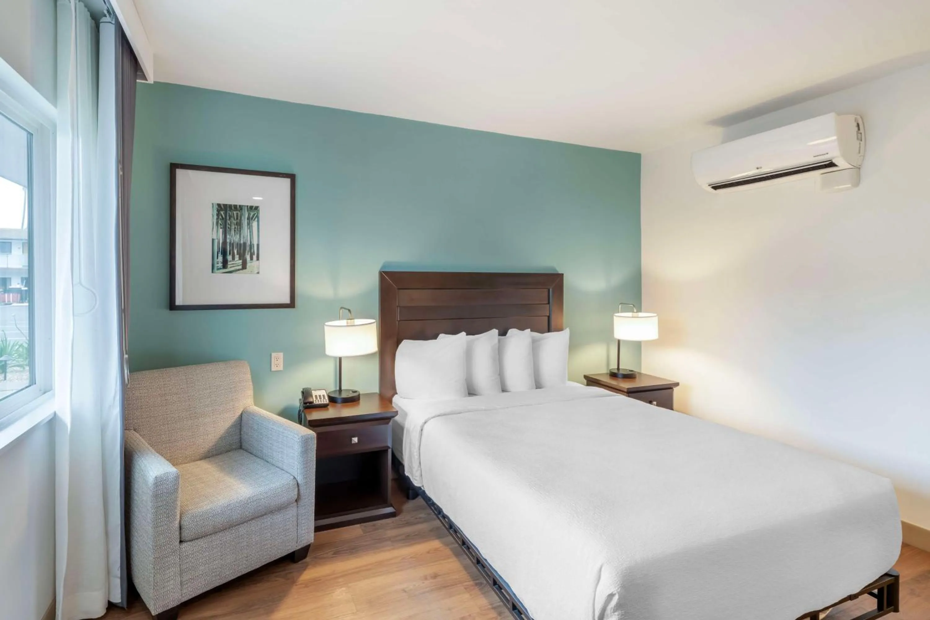 Bedroom, Bed in Best Western At Ventura Pier