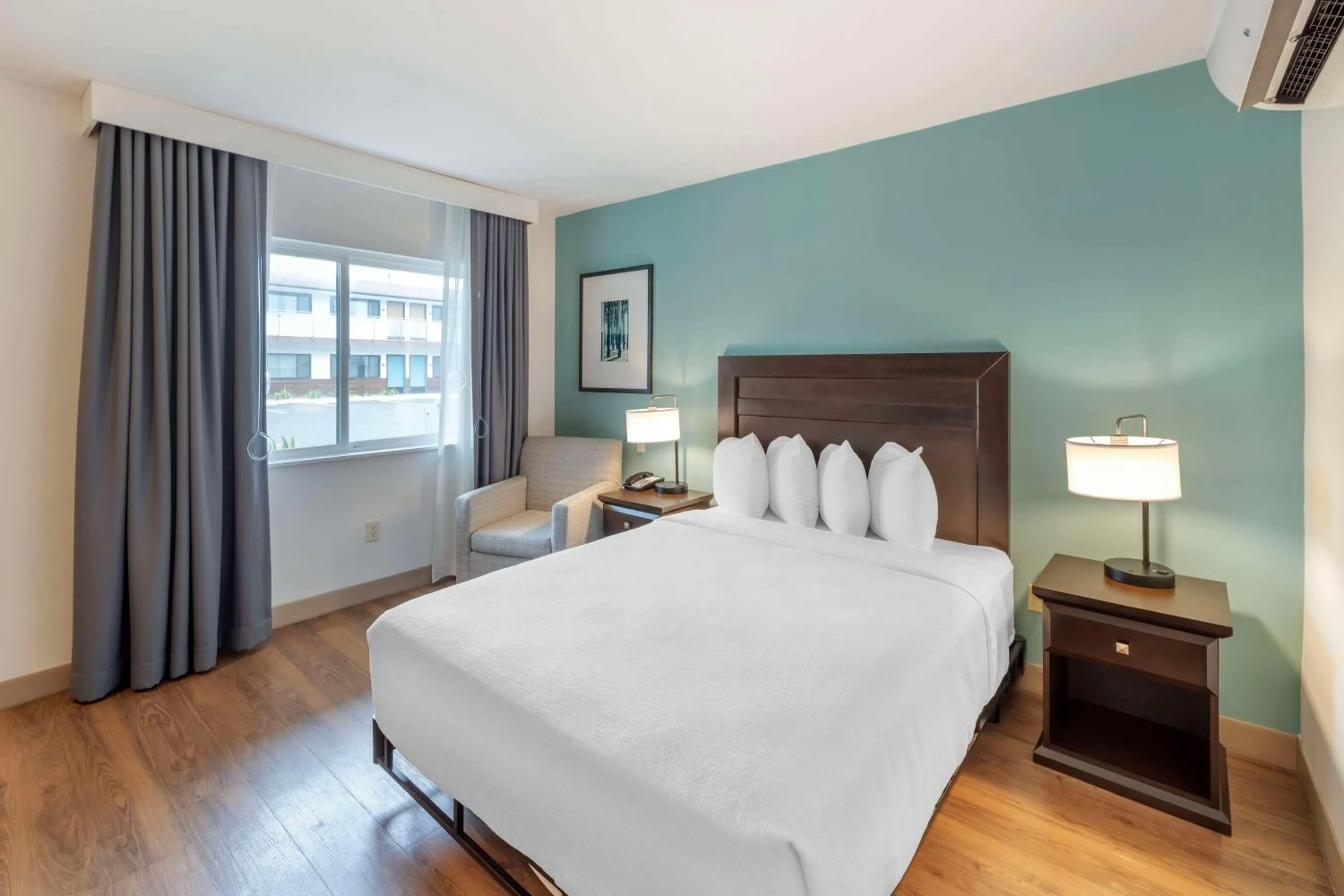 Bedroom, Bed in Best Western At Ventura Pier