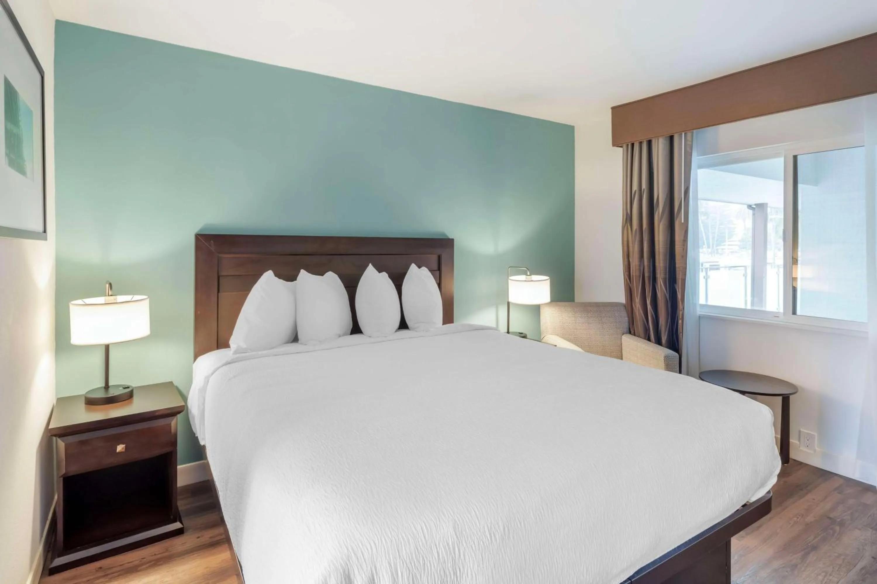 Bedroom, Bed in Best Western At Ventura Pier