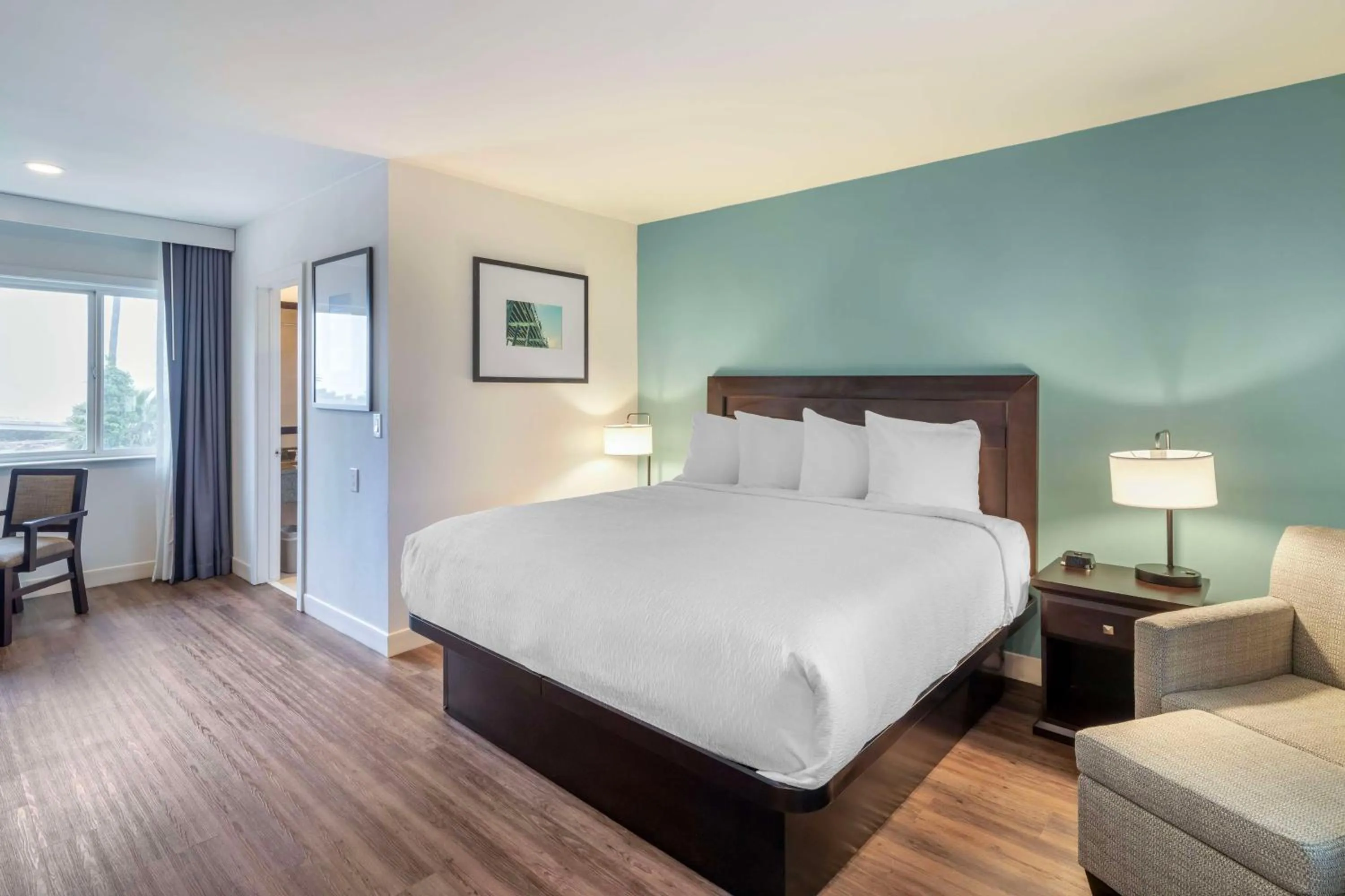 Bedroom, Bed in Best Western At Ventura Pier