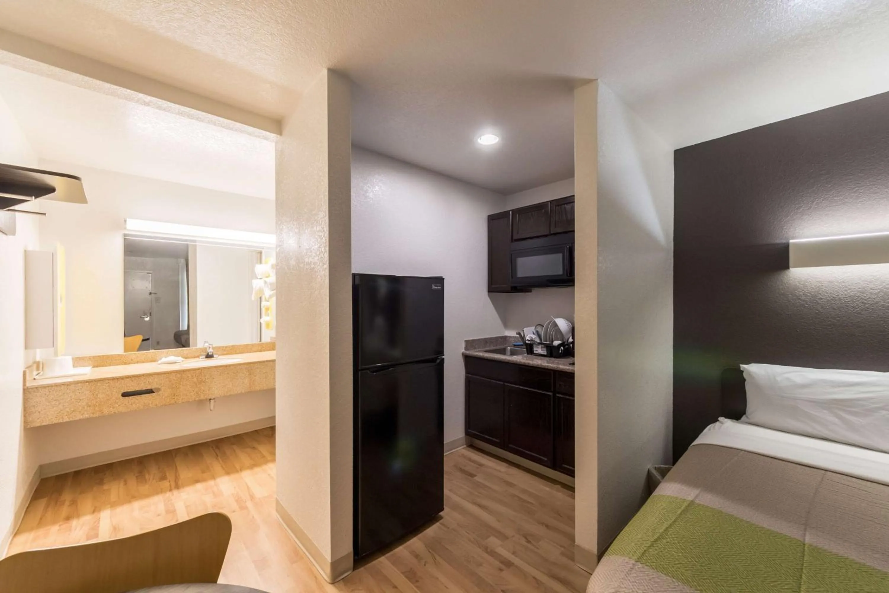 Kitchen or kitchenette, Bed in Studio 6-San Antonio, TX - Fort Sam Houston Area