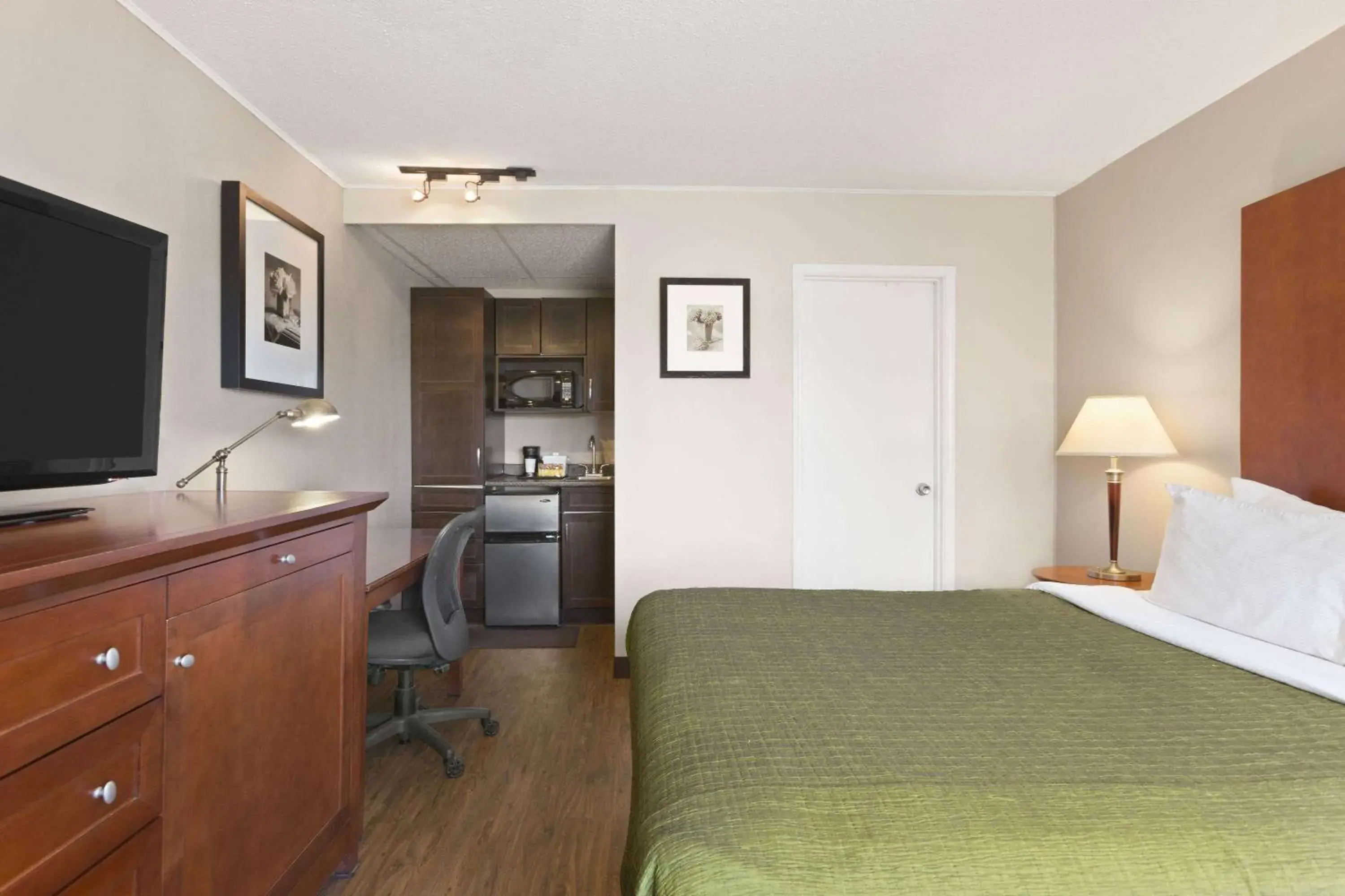 Photo of the whole room in Thriftlodge Saskatoon Photo of the whole room in Thriftlodge Saskatoon