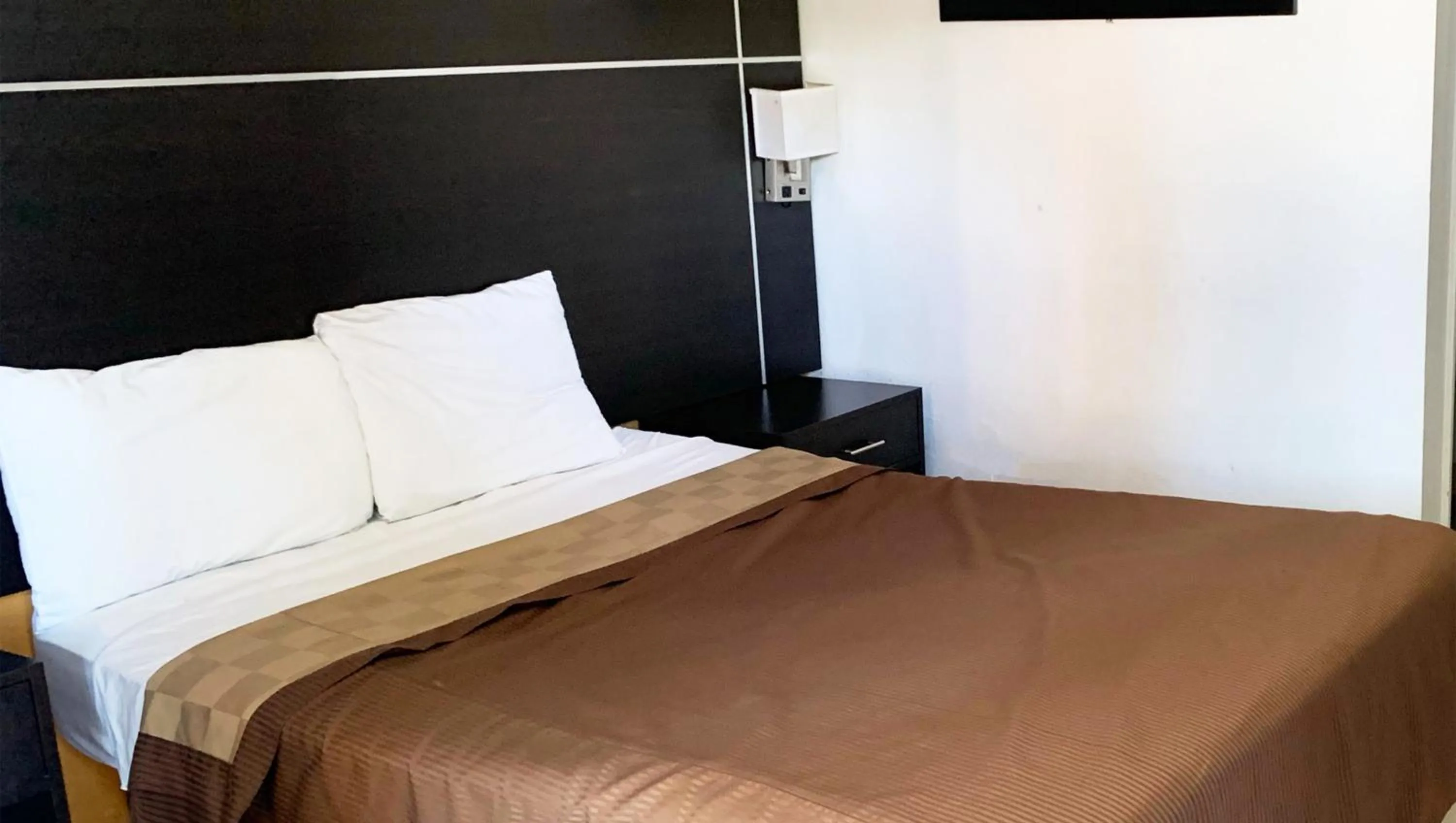 Photo of the whole room, Bed in Magnuson Hotel Bradenton