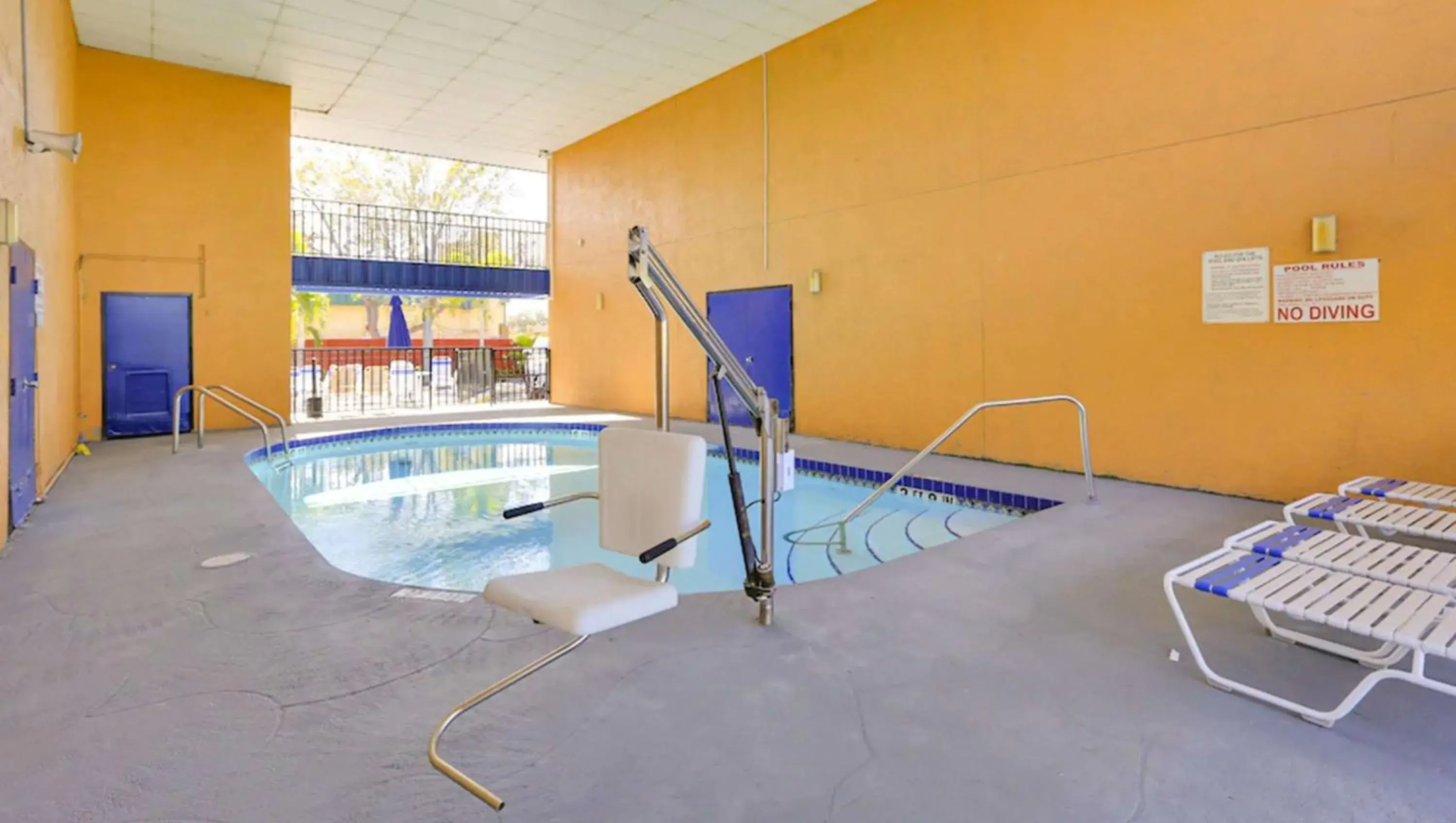 Swimming pool in Magnuson Hotel Bradenton Swimming pool in Magnuson Hotel Bradenton