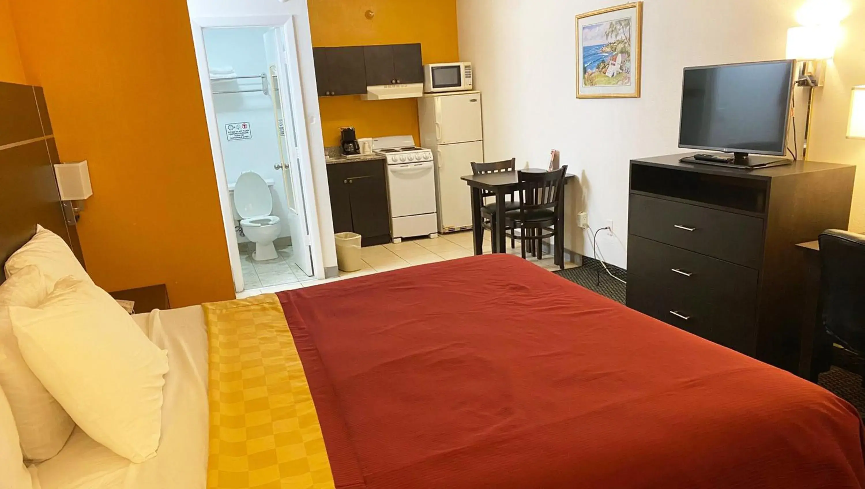 Kitchen or kitchenette, Bed in Magnuson Hotel Bradenton Kitchen or kitchenette, Bed in Magnuson Hotel Bradenton