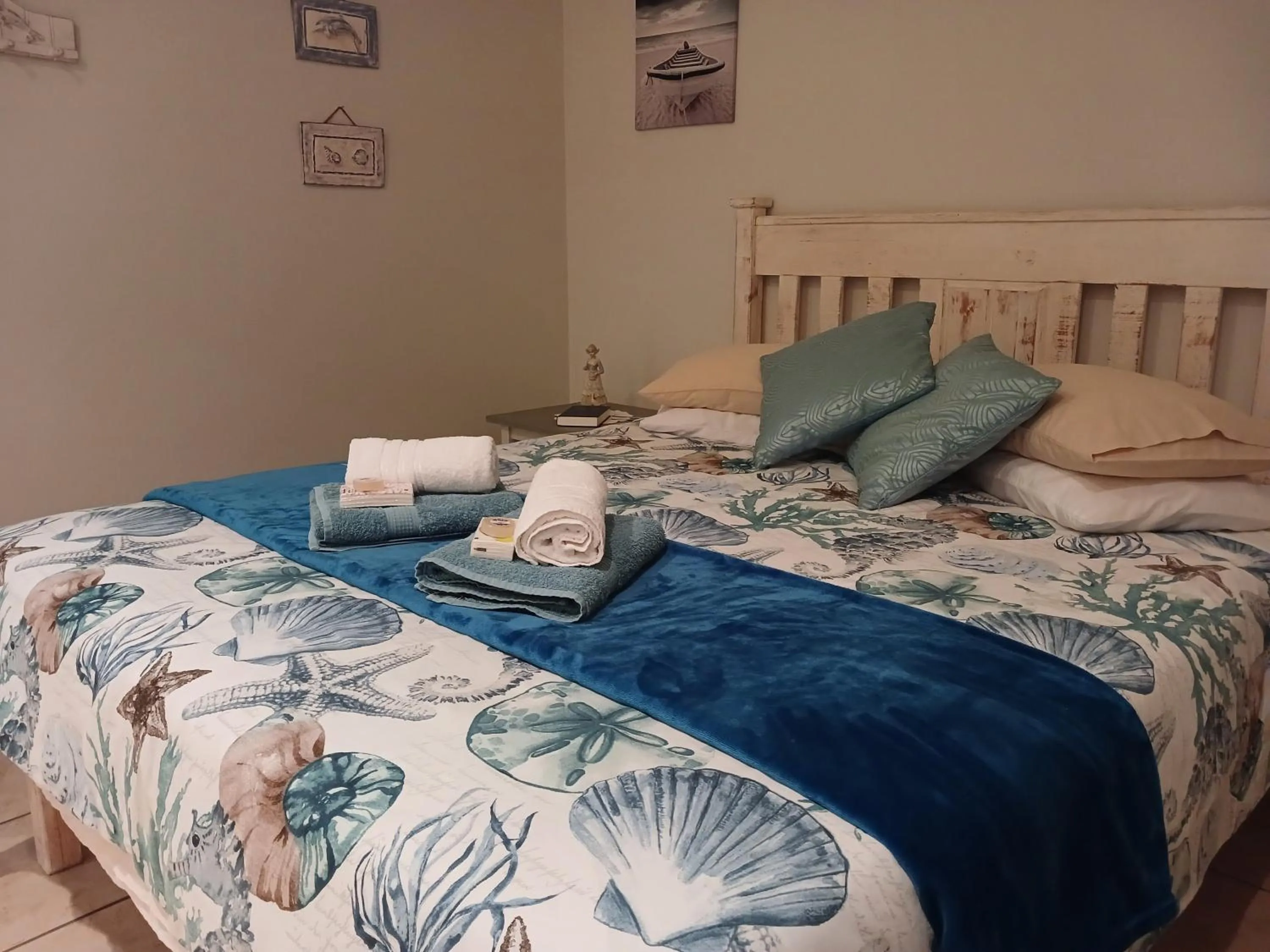 Photo of the whole room, Bed in Eagle's Rest