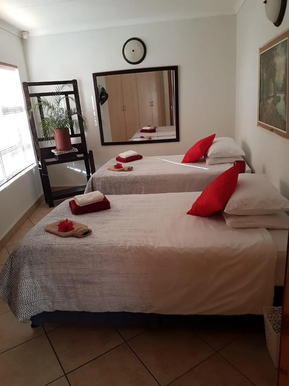 Photo of the whole room, Bed in Eagle's Rest