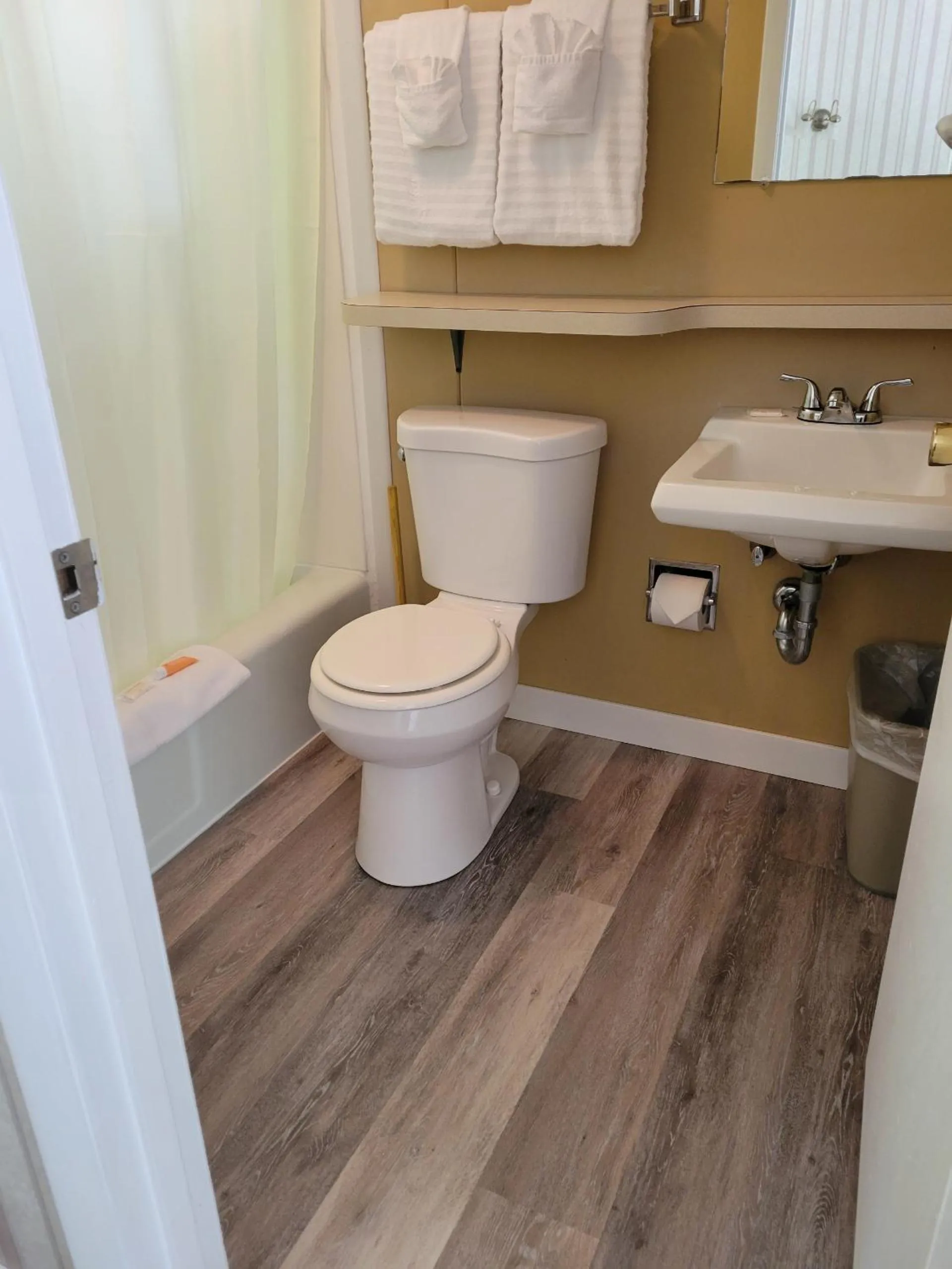 Bathroom in Weirs Beach Motel & Cottages