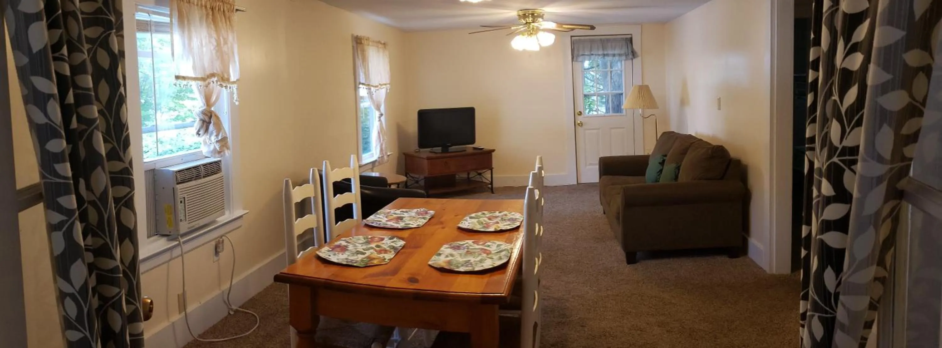 Dining area in Weirs Beach Motel & Cottages