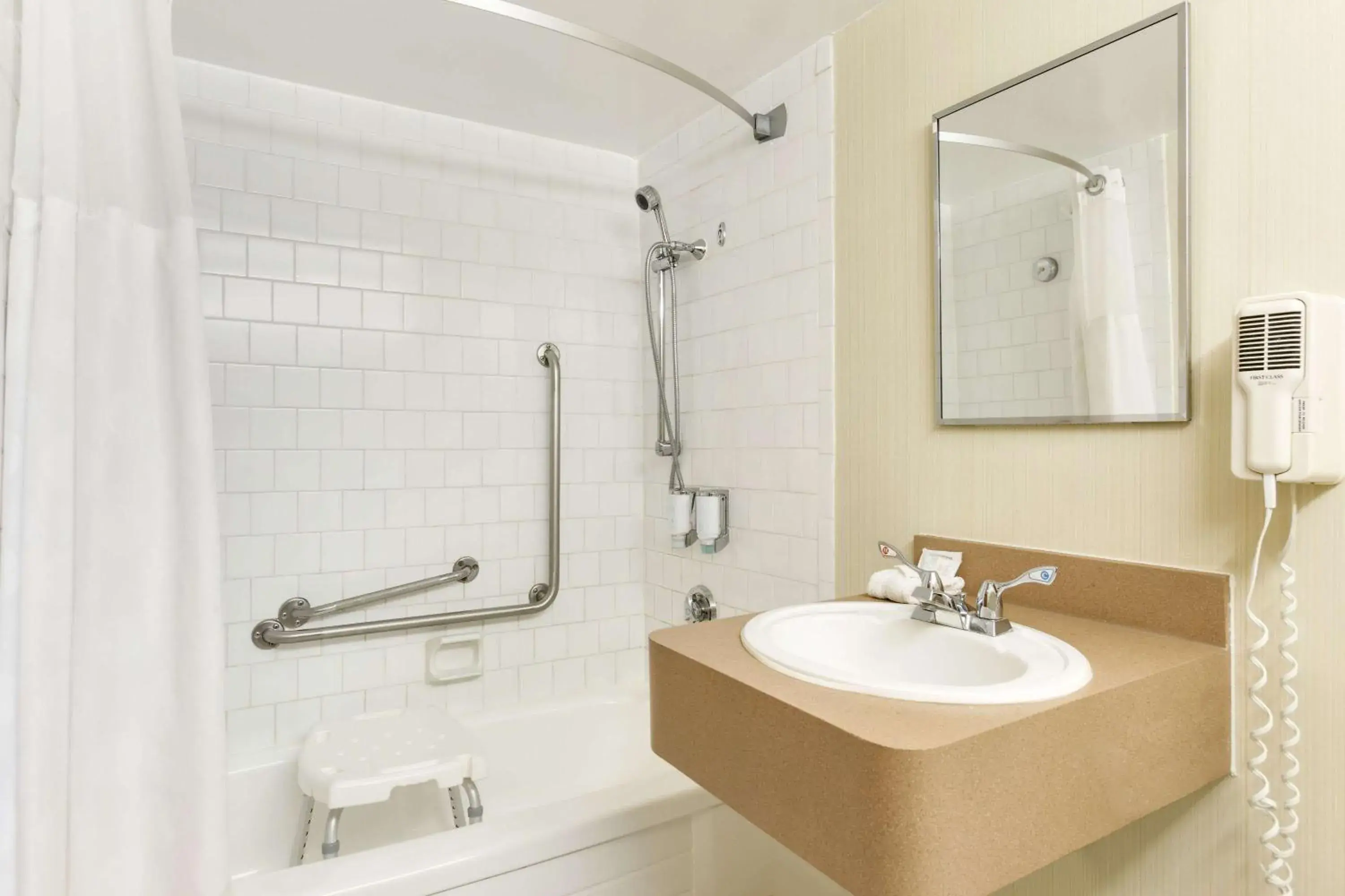 Queen Room with City View - Mobility Access/Non-Smoking in Ramada by Wyndham Belleville Harbourview Conference Center Queen Room with City View - Mobility Access/Non-Smoking in Ramada by Wyndham Belleville Harbourview Conference Center