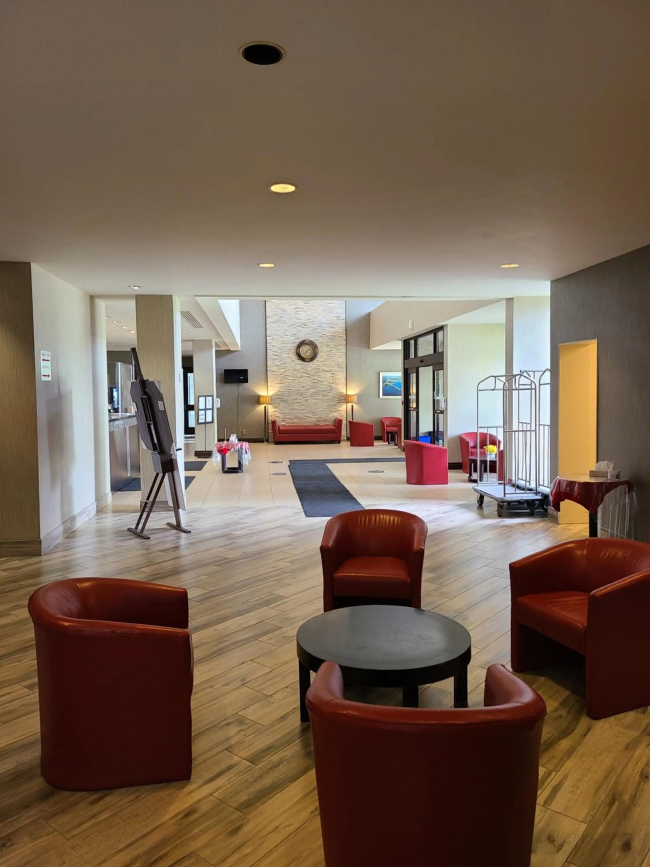 Lobby or reception in Ramada by Wyndham Belleville Harbourview Conference Center