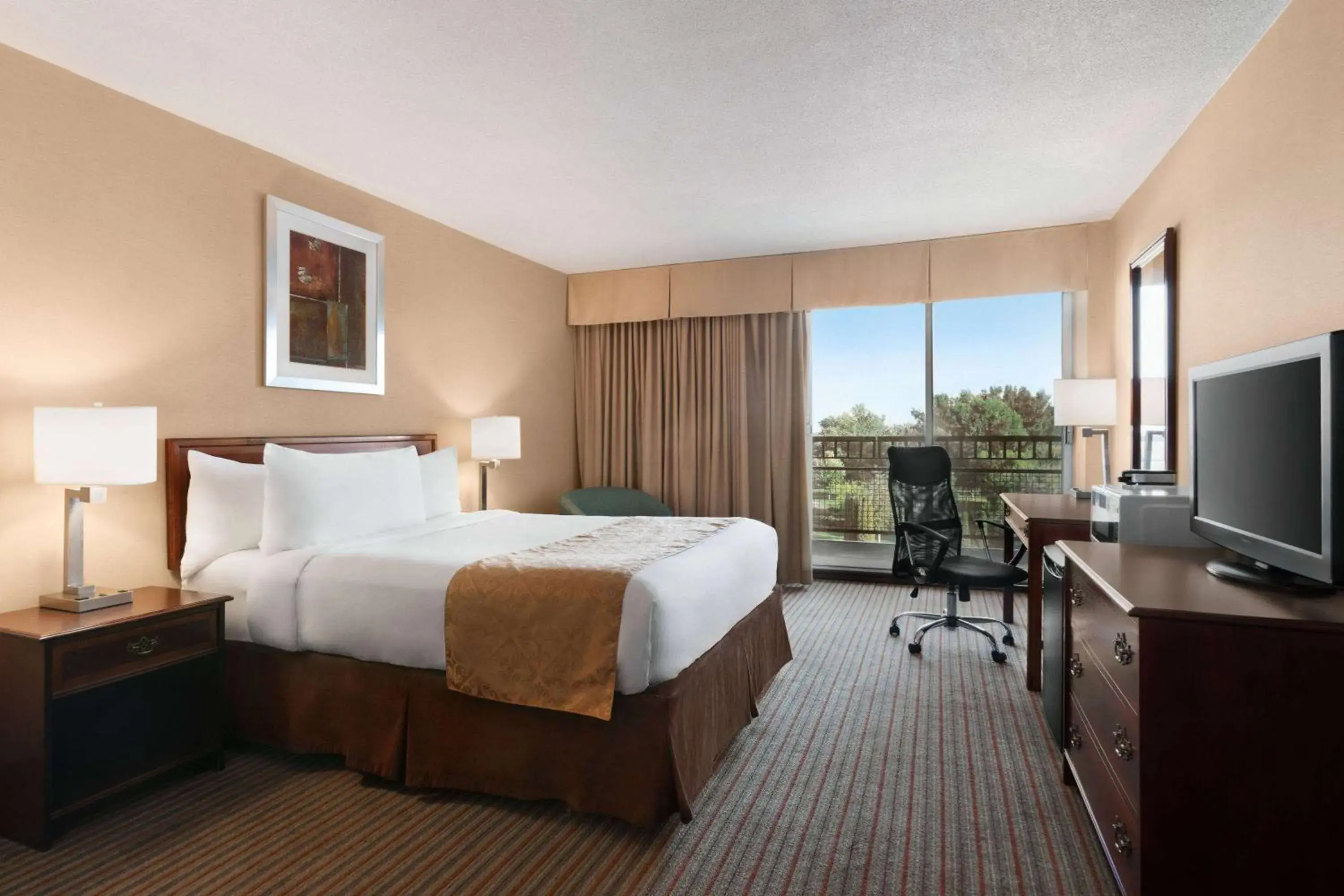 Photo of the whole room, Bed in Ramada by Wyndham Belleville Harbourview Conference Center Photo of the whole room, Bed in Ramada by Wyndham Belleville Harbourview Conference Center