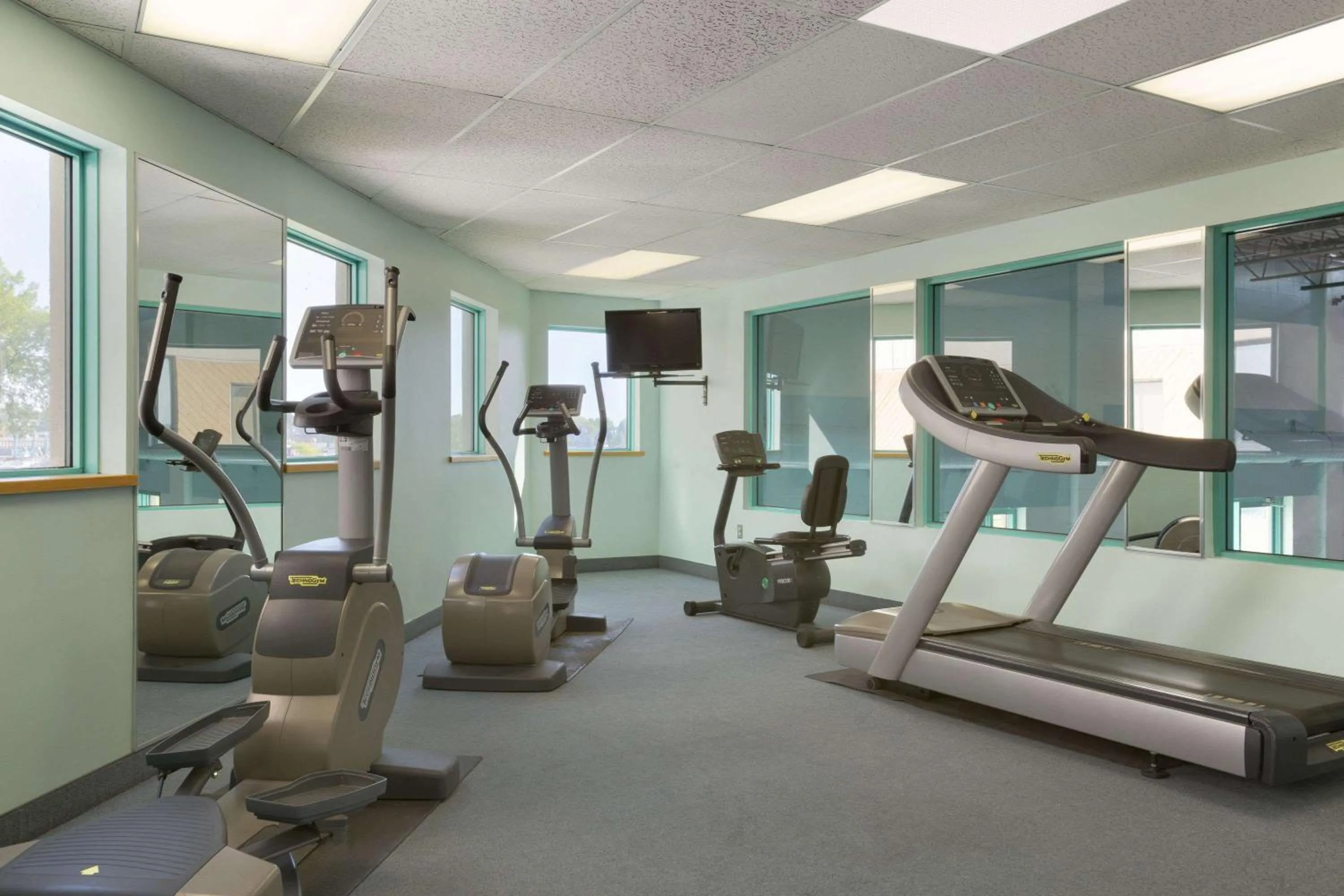 Fitness centre/facilities in Ramada by Wyndham Belleville Harbourview Conference Center