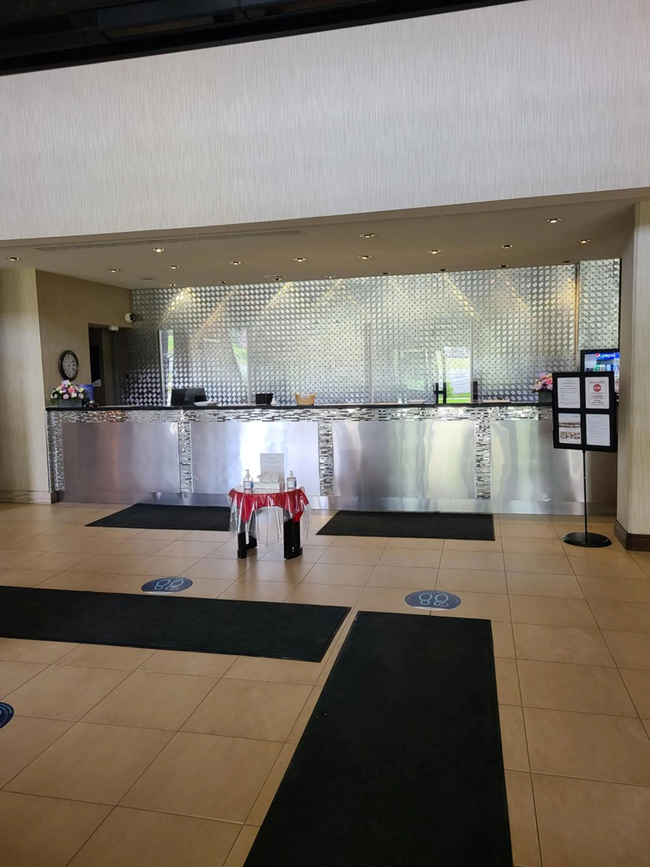 Lobby or reception in Ramada by Wyndham Belleville Harbourview Conference Center