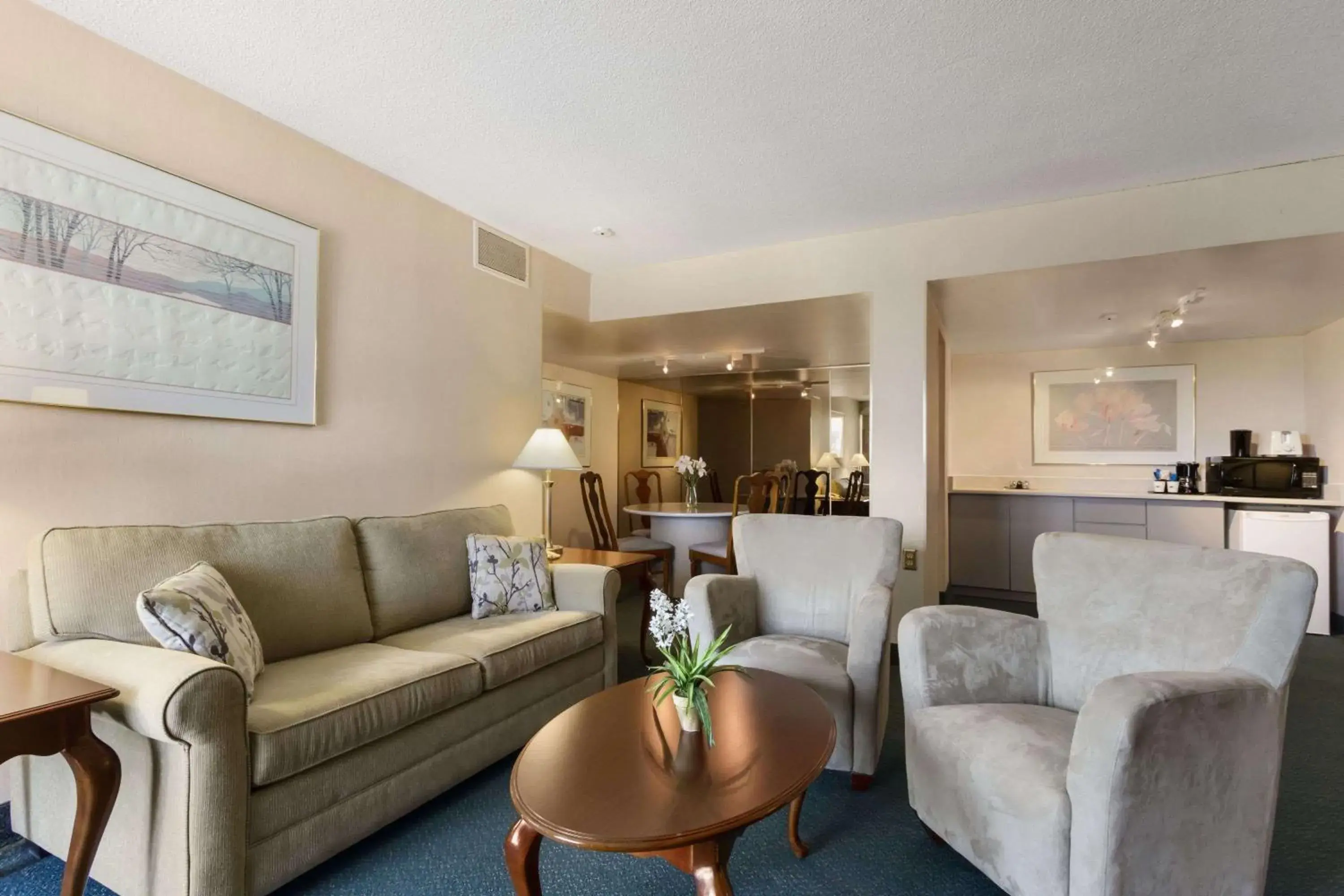 Living room in Ramada by Wyndham Belleville Harbourview Conference Center Living room in Ramada by Wyndham Belleville Harbourview Conference Center