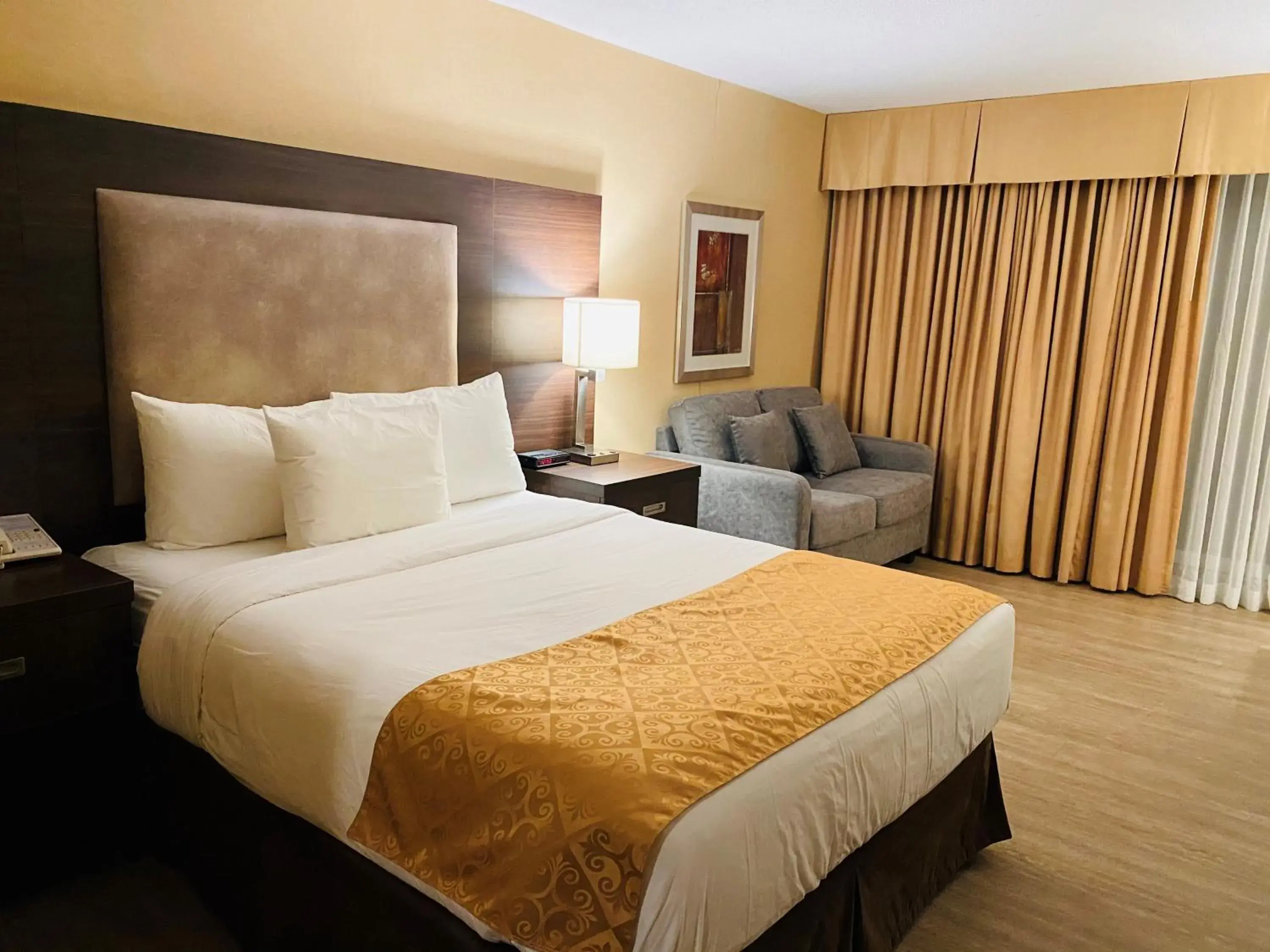 Queen Room with City View - Non-Smoking in Ramada by Wyndham Belleville Harbourview Conference Center Queen Room with City View - Non-Smoking in Ramada by Wyndham Belleville Harbourview Conference Center