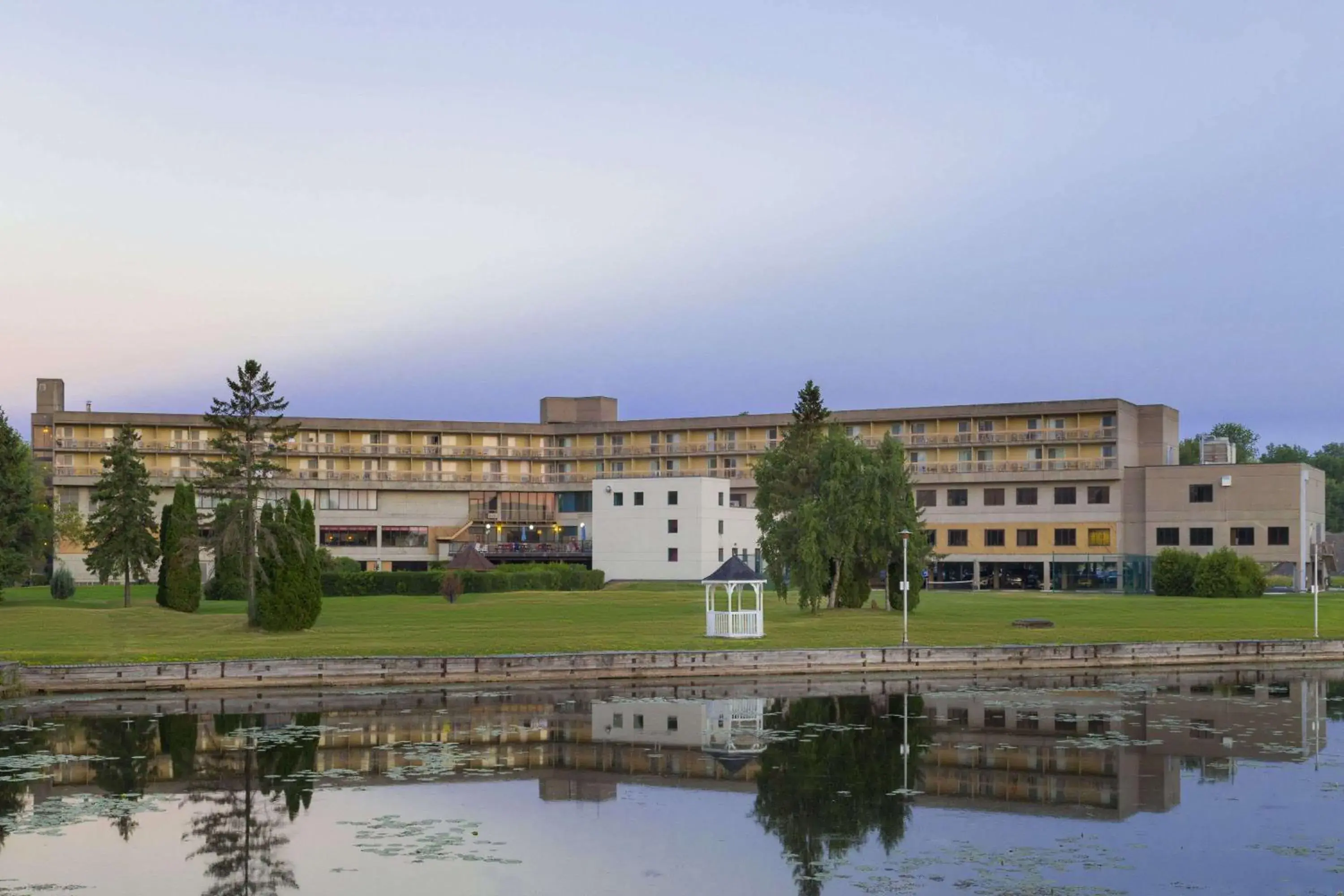 Property building in Ramada by Wyndham Belleville Harbourview Conference Center Property building in Ramada by Wyndham Belleville Harbourview Conference Center