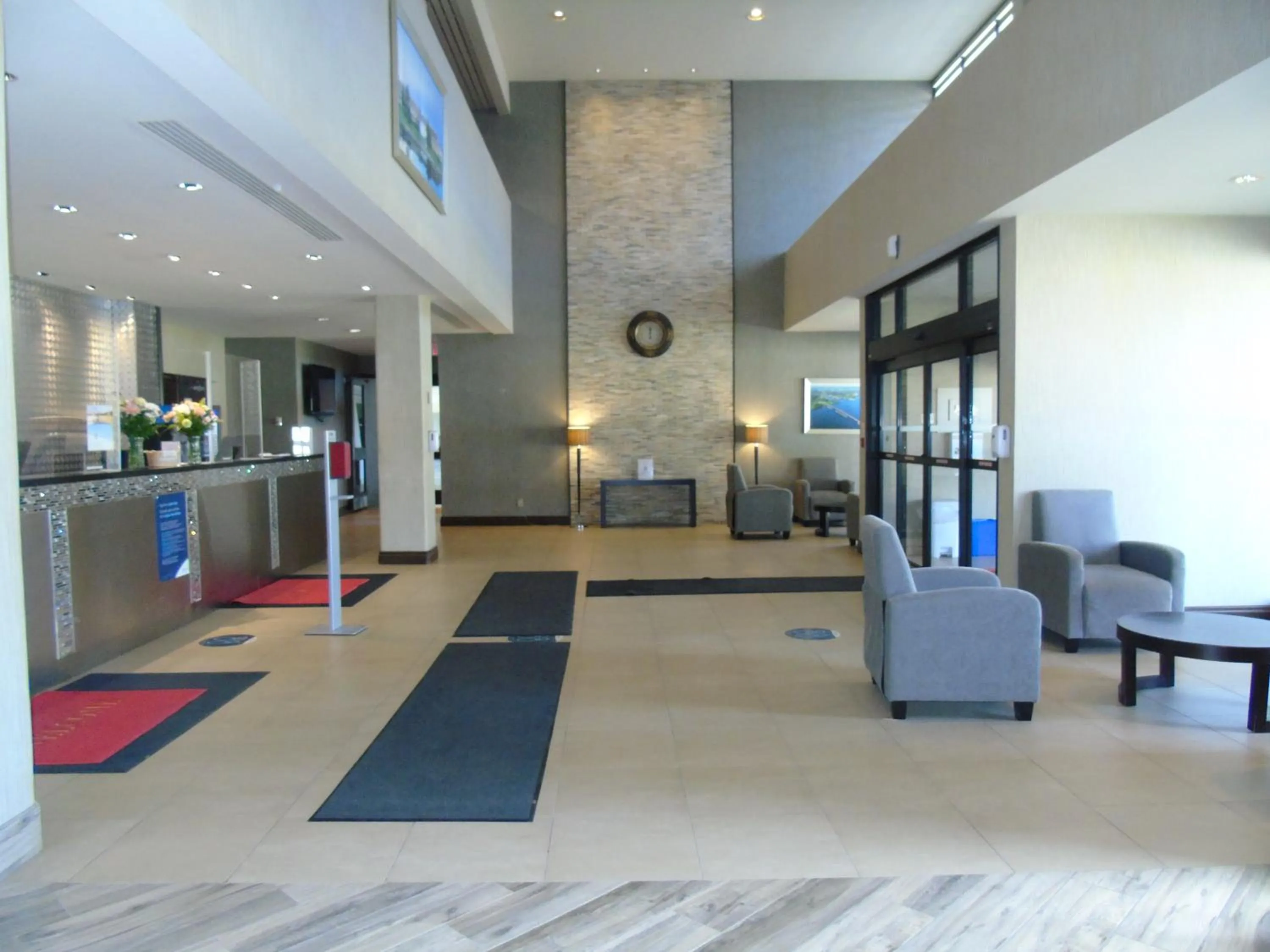 Lobby or reception in Ramada by Wyndham Belleville Harbourview Conference Center