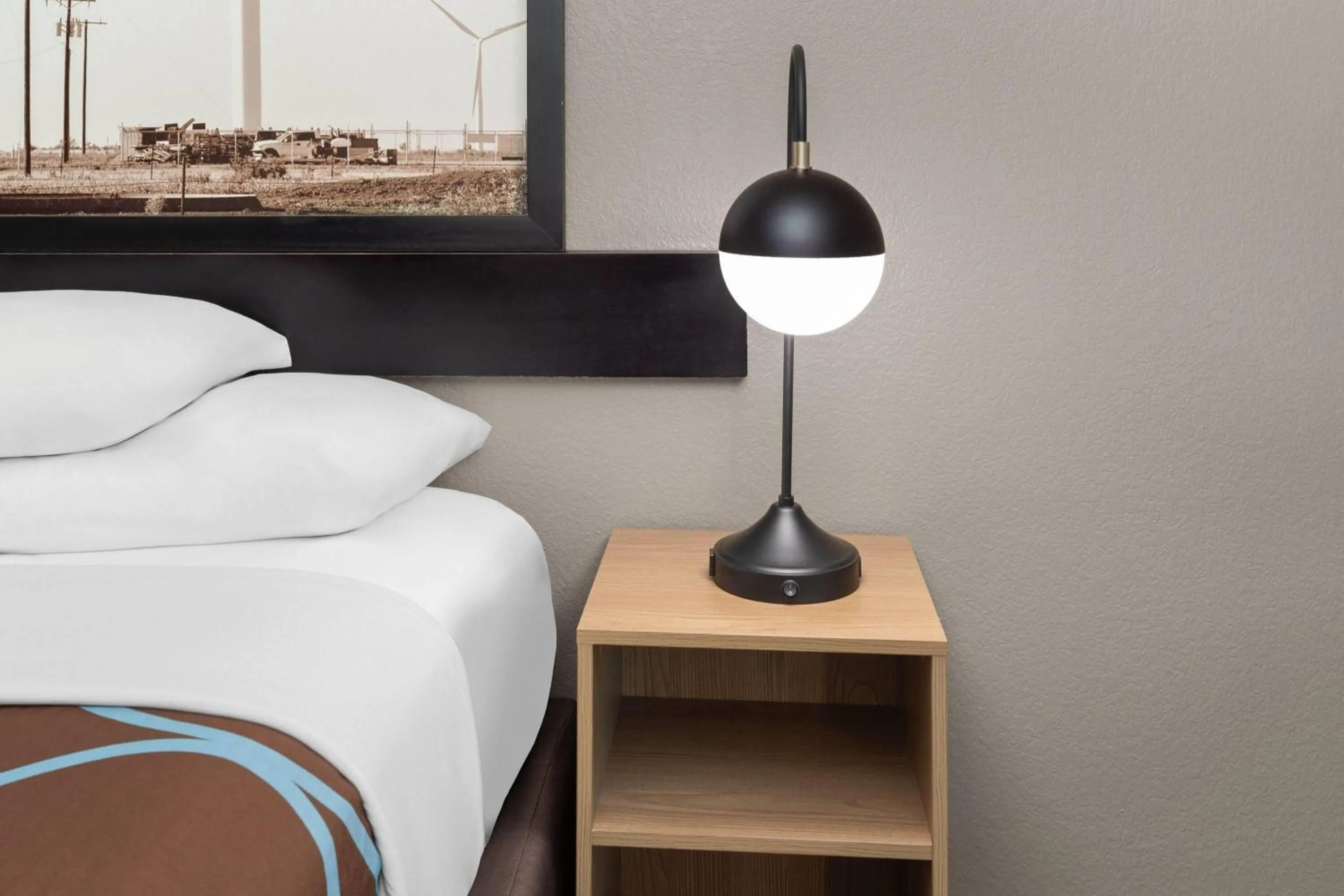 Photo of the whole room, Bed in Super 8 by Wyndham San Antonio/Alamodome Area