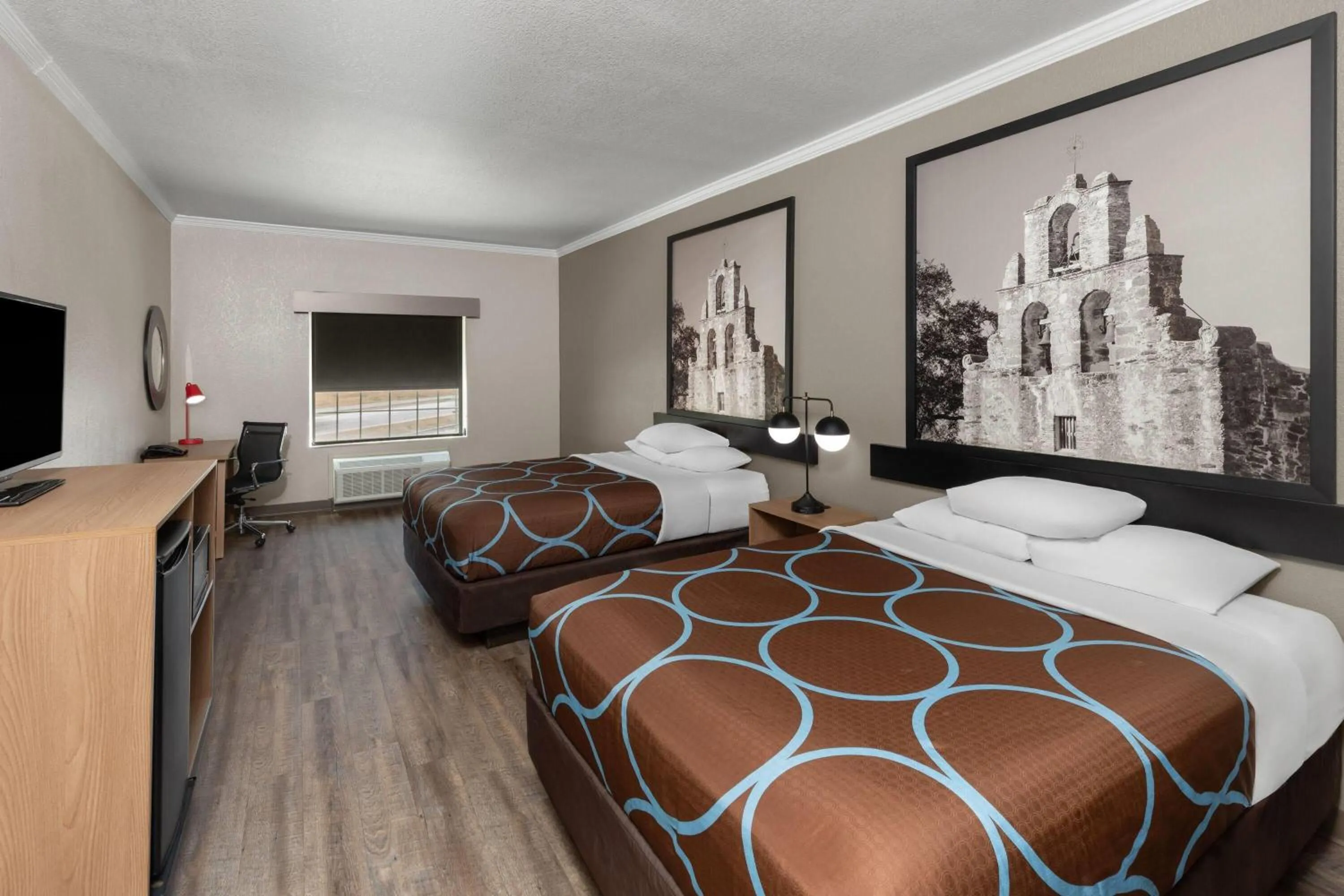 Photo of the whole room, Bed in Super 8 by Wyndham San Antonio/Alamodome Area