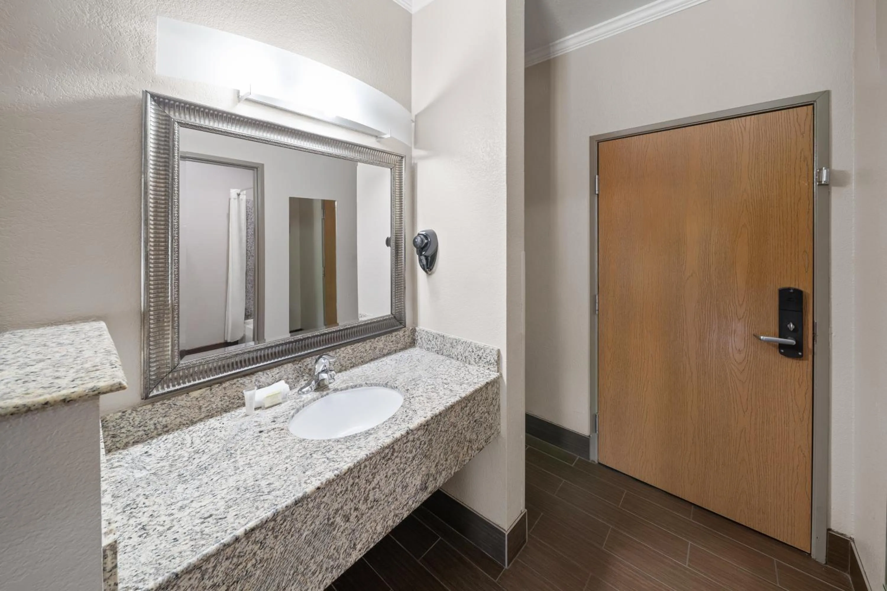 Super 8 by Wyndham San Antonio/Alamodome Area