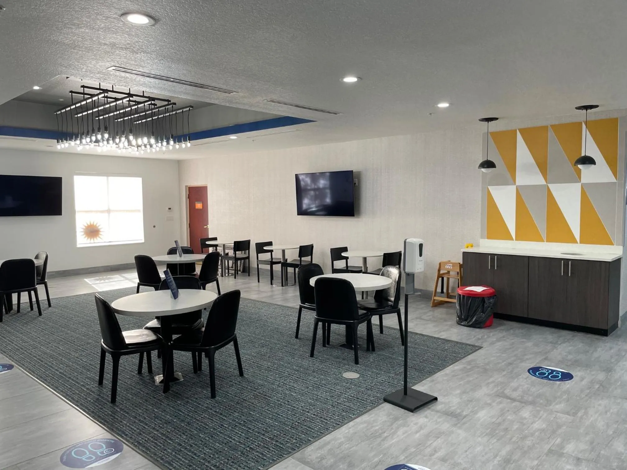 Food and drinks in La Quinta by Wyndham Tampa Central