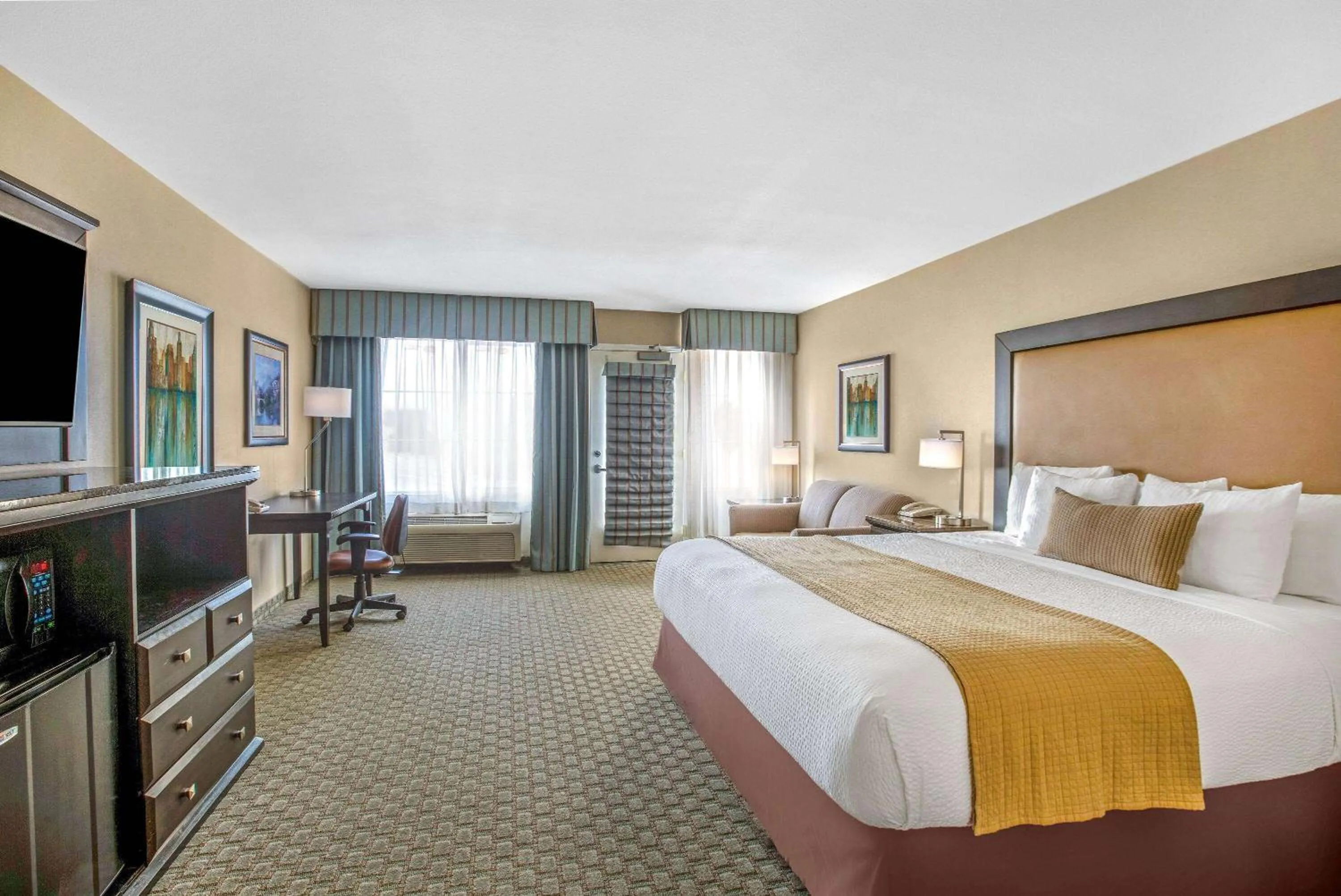 Photo of the whole room, Bed in La Quinta by Wyndham Paso Robles