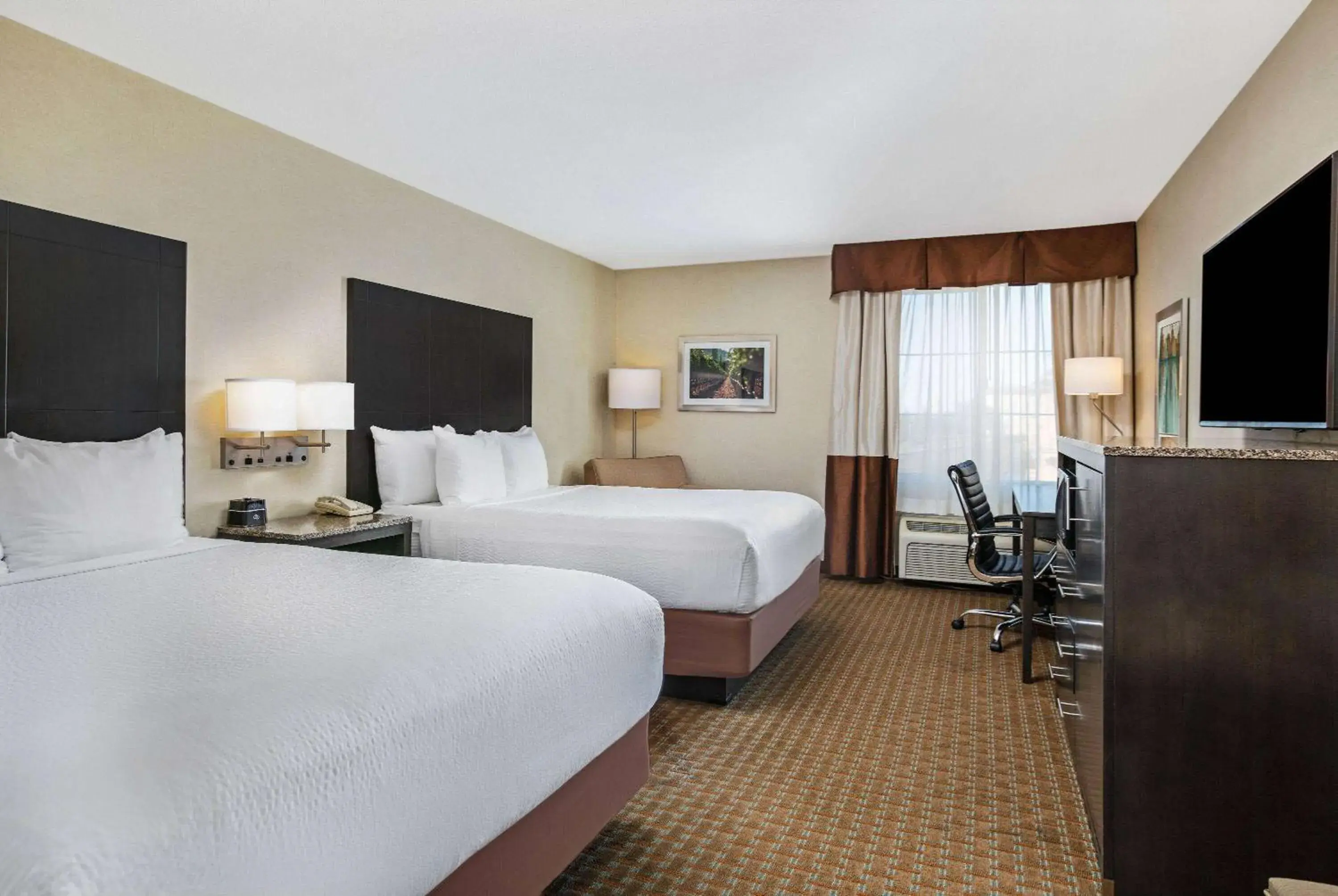 Photo of the whole room, Bed in La Quinta by Wyndham Paso Robles Photo of the whole room, Bed in La Quinta by Wyndham Paso Robles