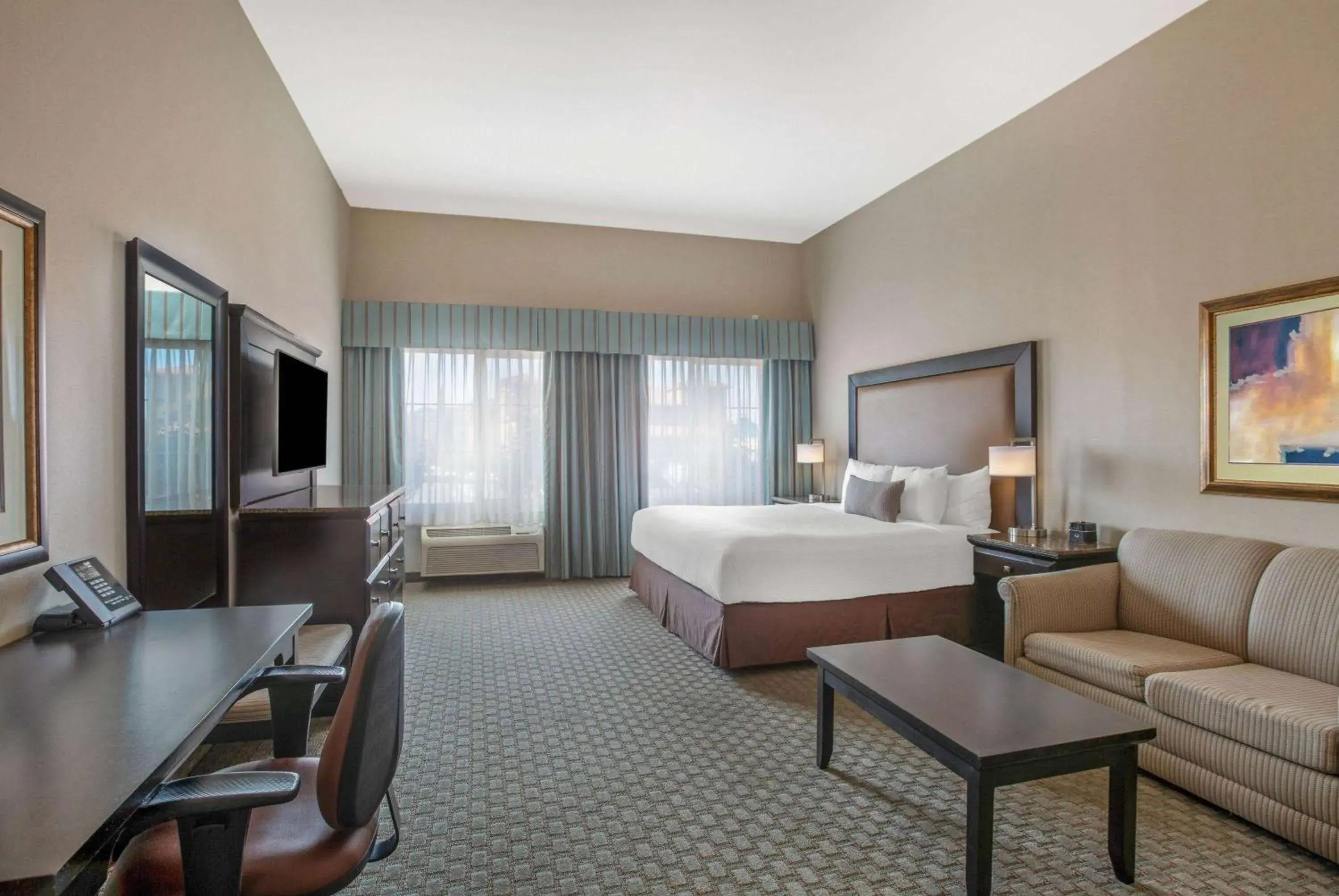 Photo of the whole room, Bed in La Quinta by Wyndham Paso Robles Photo of the whole room, Bed in La Quinta by Wyndham Paso Robles