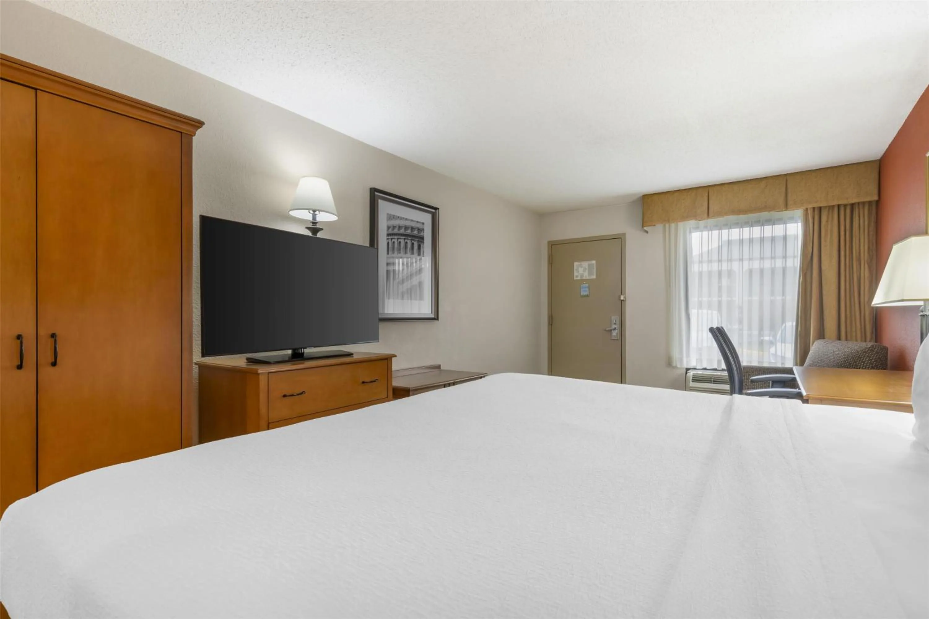 Bedroom, Bed in Best Western Dulles Airport Inn