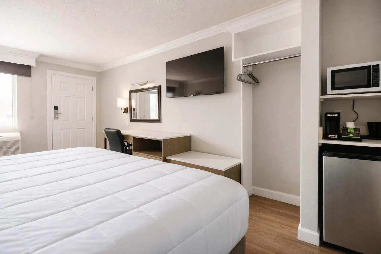 Bed in Destin Inn & Suites Bed in Destin Inn & Suites