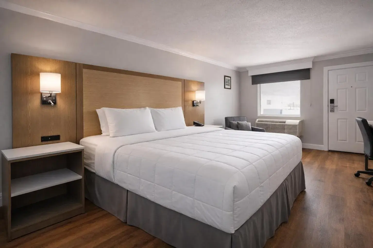 Bed in Destin Inn & Suites Bed in Destin Inn & Suites