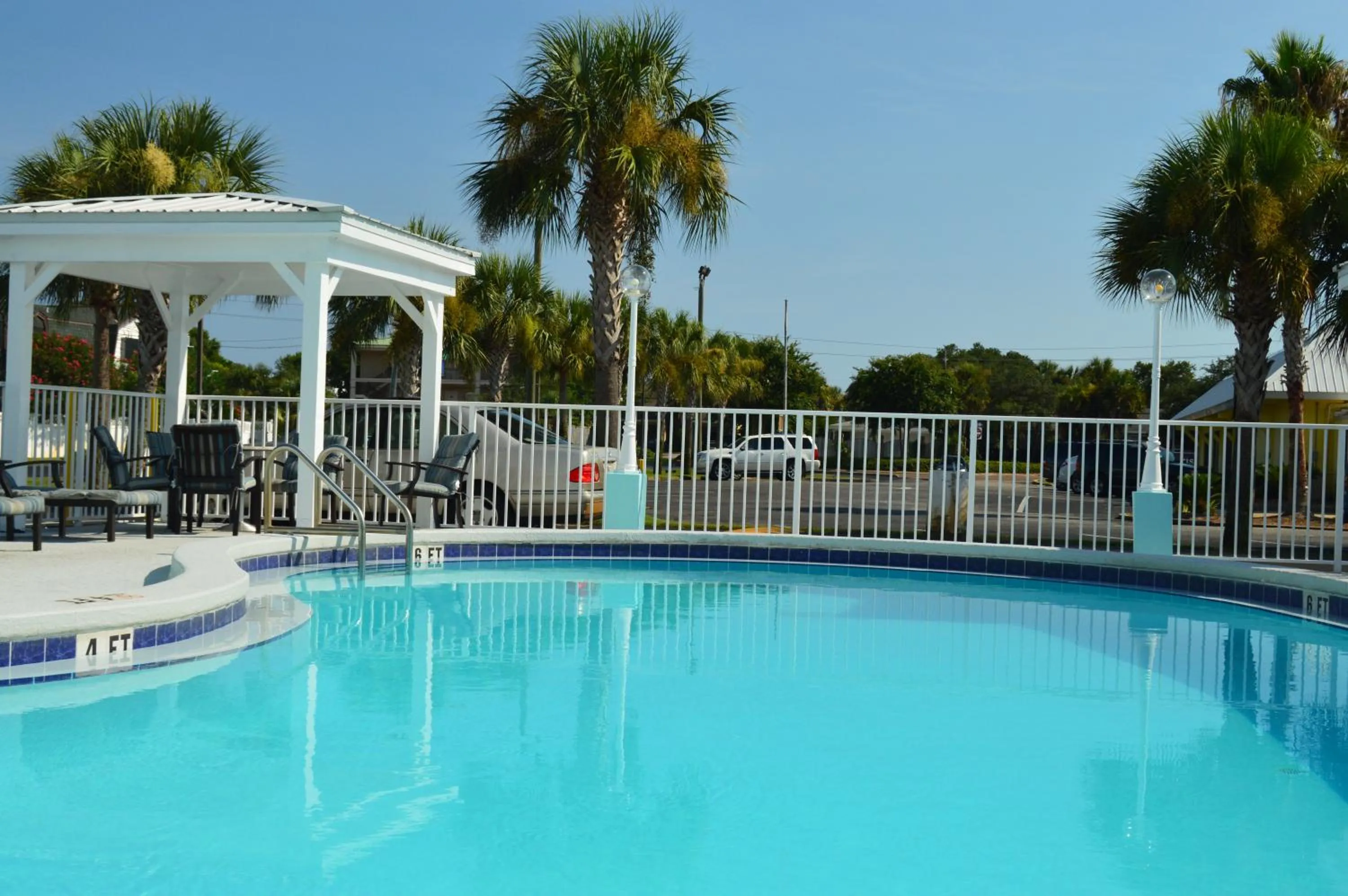 Swimming pool in Destin Inn & Suites