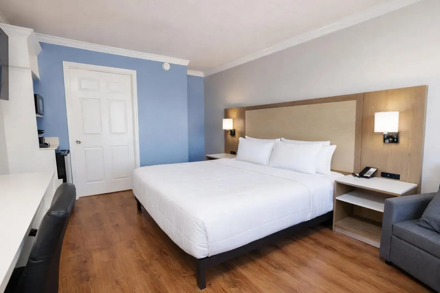 Bed in Destin Inn & Suites Bed in Destin Inn & Suites