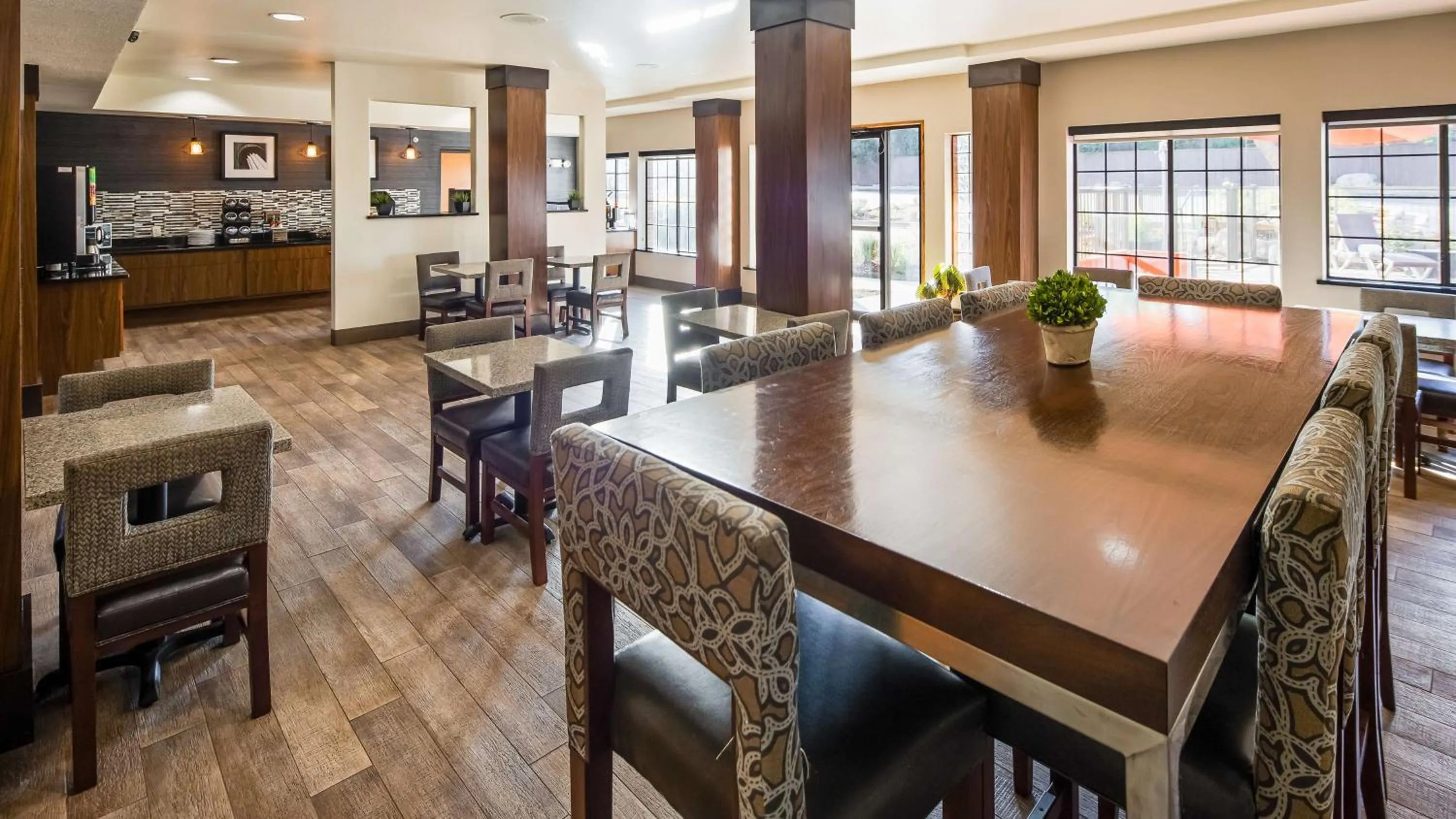 Restaurant/places to eat in Best Western Plus Hill Country Suites