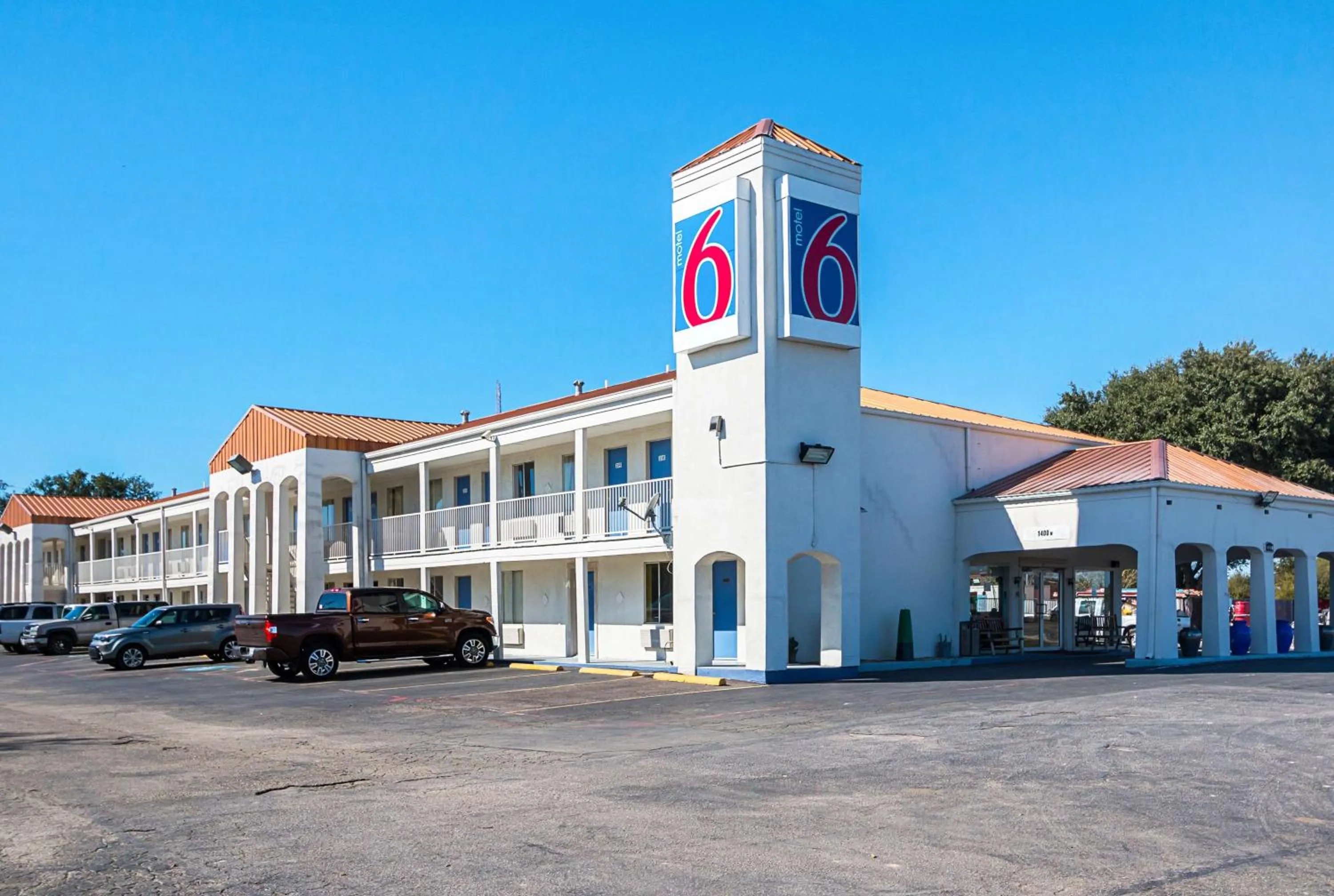 Property building in Motel 6-Round Rock, TX