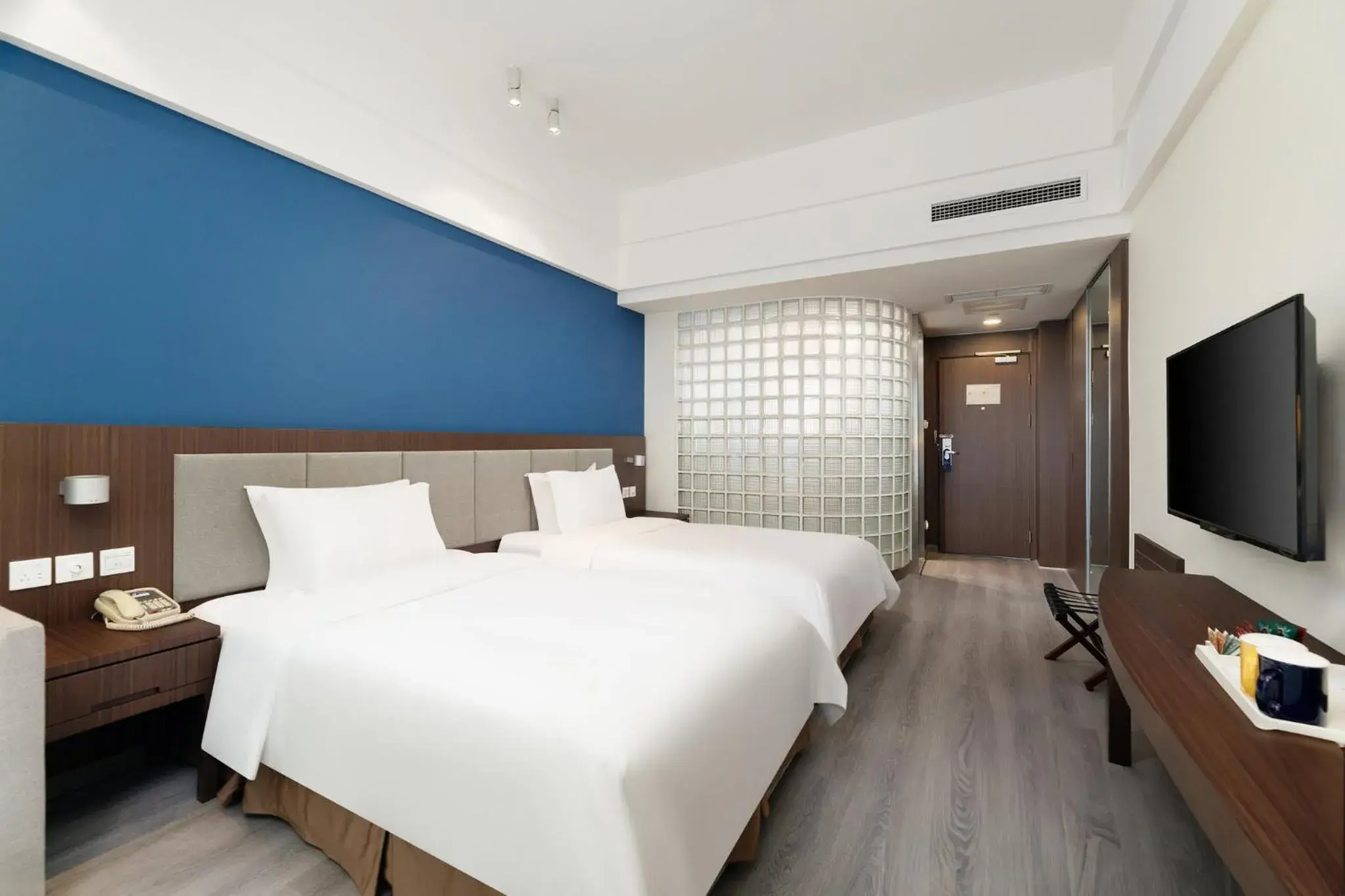 Photo of the whole room, Bed in Holiday Inn Express Chengdu Wuhou by IHG-Wuhou Temple and Jinli Photo of the whole room, Bed in Holiday Inn Express Chengdu Wuhou by IHG-Wuhou Temple and Jinli