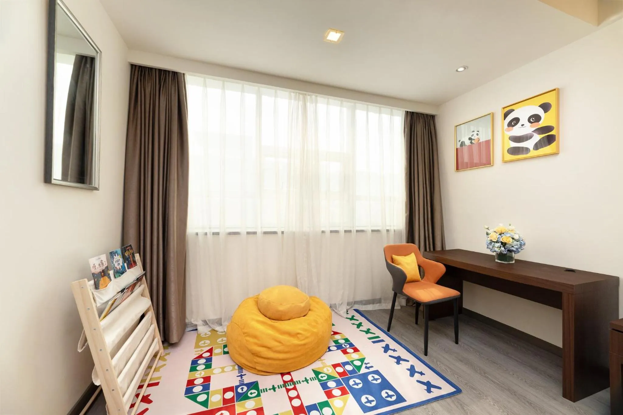 Photo of the whole room, Bed in Holiday Inn Express Chengdu Wuhou by IHG-Wuhou Temple and Jinli