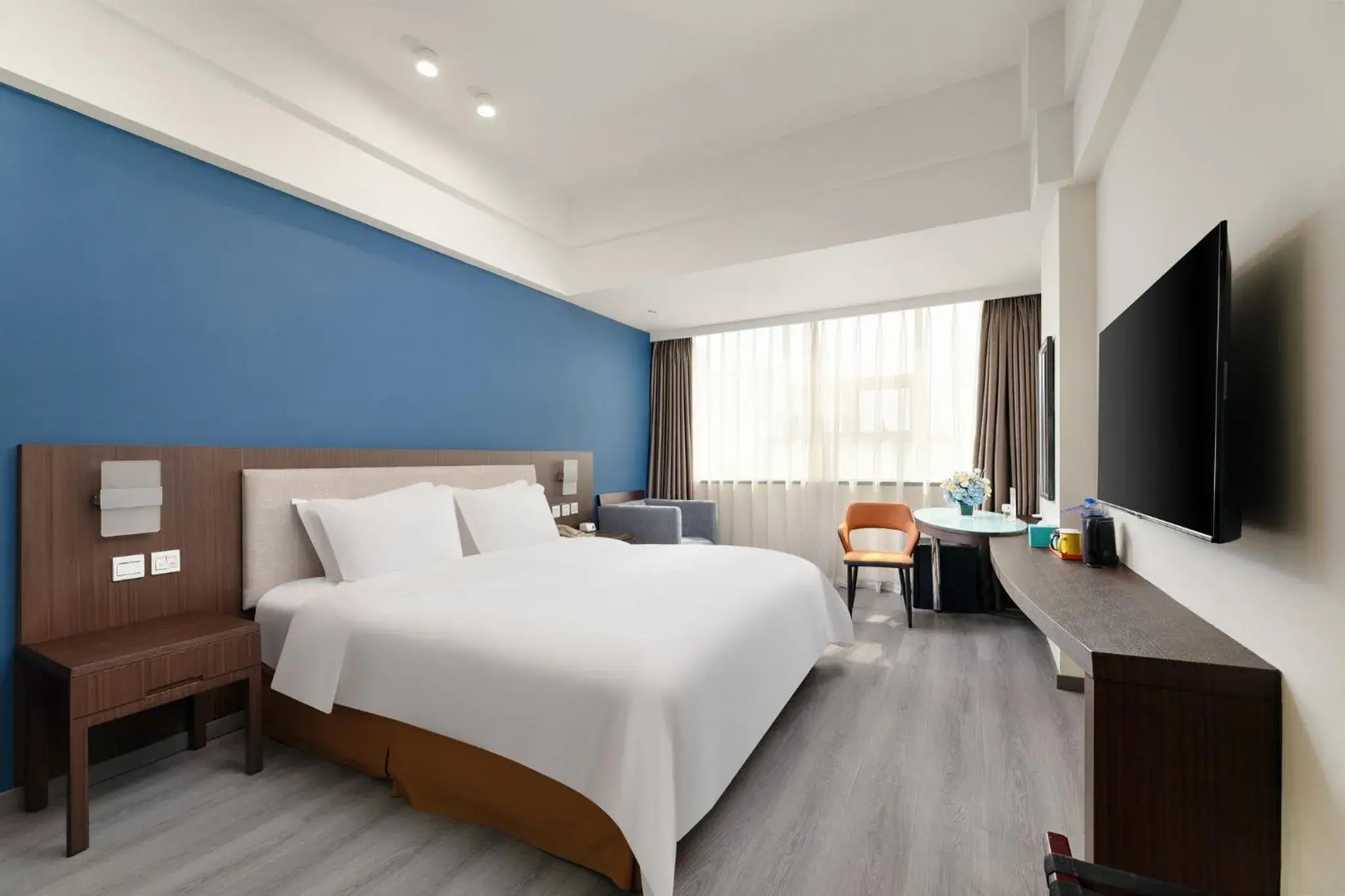 Photo of the whole room, Bed in Holiday Inn Express Chengdu Wuhou by IHG-Wuhou Temple and Jinli Photo of the whole room, Bed in Holiday Inn Express Chengdu Wuhou by IHG-Wuhou Temple and Jinli