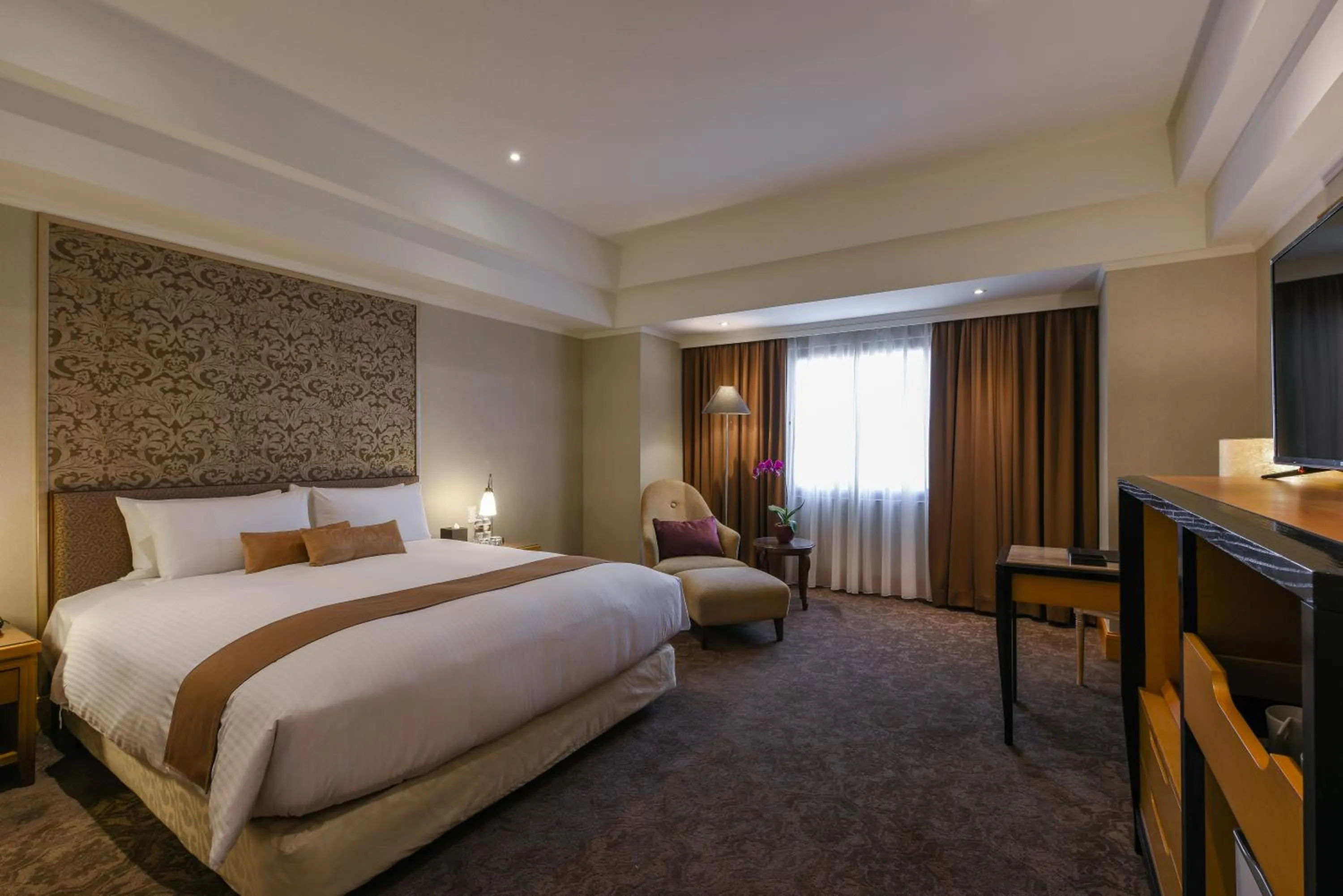 Bed in THE LEES Hotel