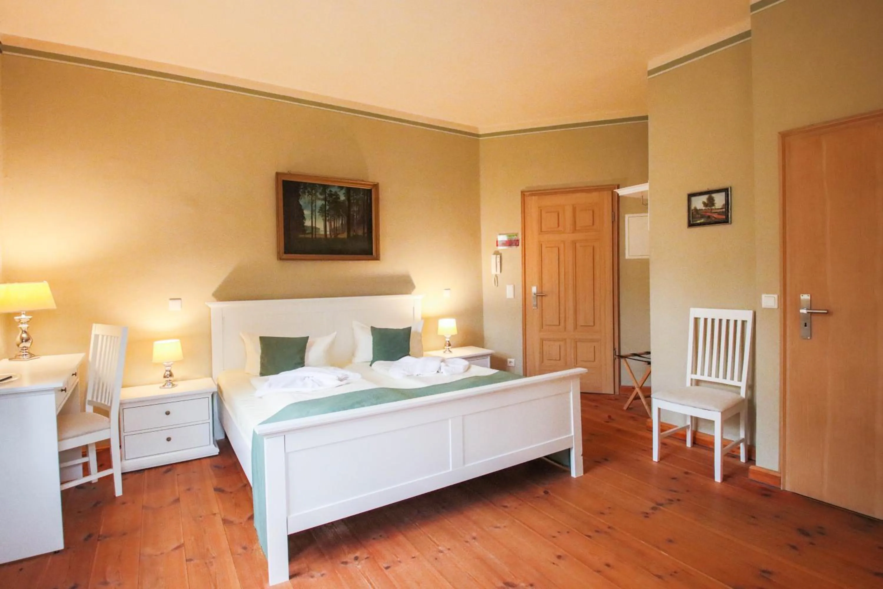 Photo of the whole room, Bed in Hotel Jagdschloss Letzlingen