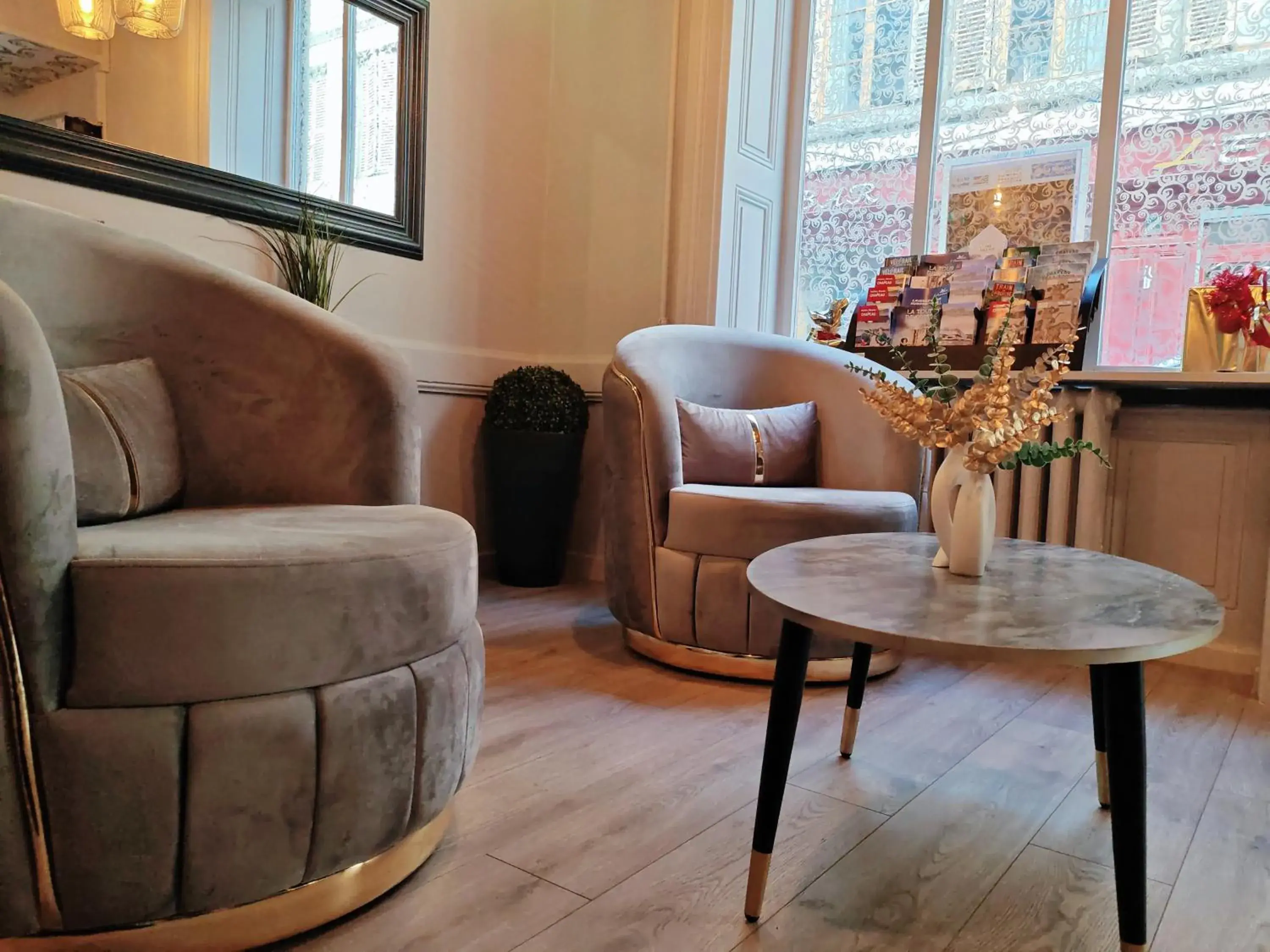 Lobby or reception in Urban Style, Hôtel Le Cheval Noir, Saint-Étienne Lobby or reception in Urban Style, Hôtel Le Cheval Noir, Saint-Étienne