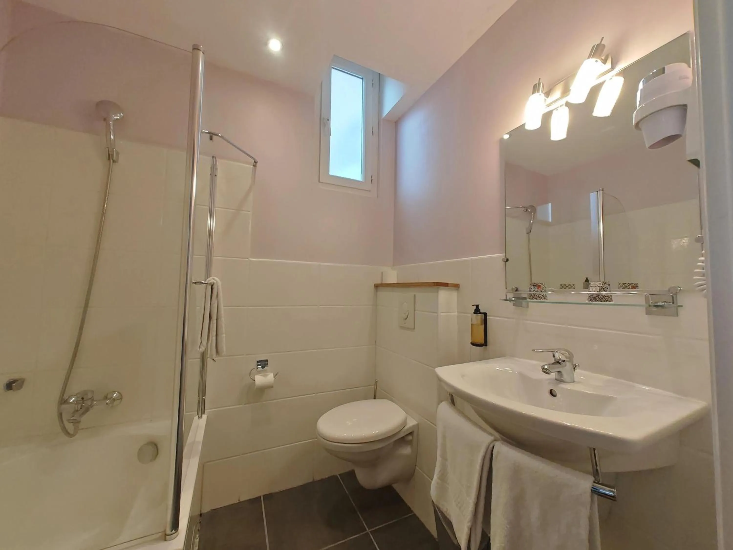 Bathroom in Urban Style, Hôtel Le Cheval Noir, Saint-Étienne