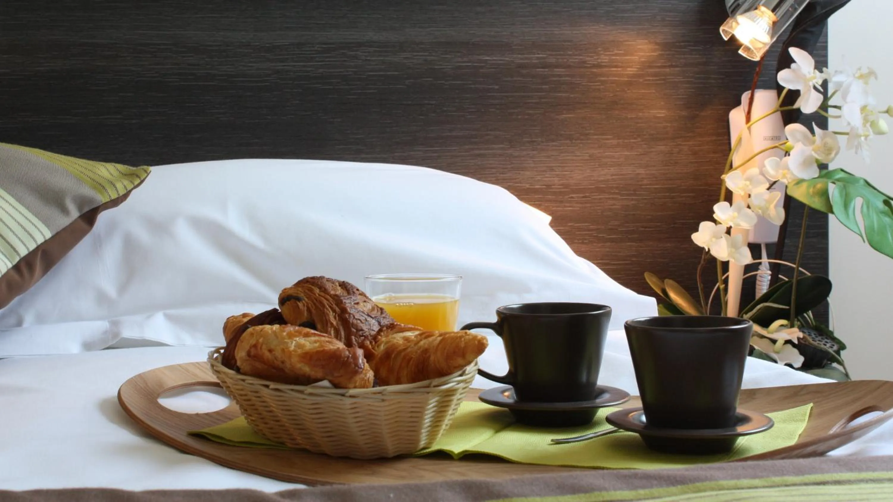 Photo of the whole room, Bed in Côté Hôtel